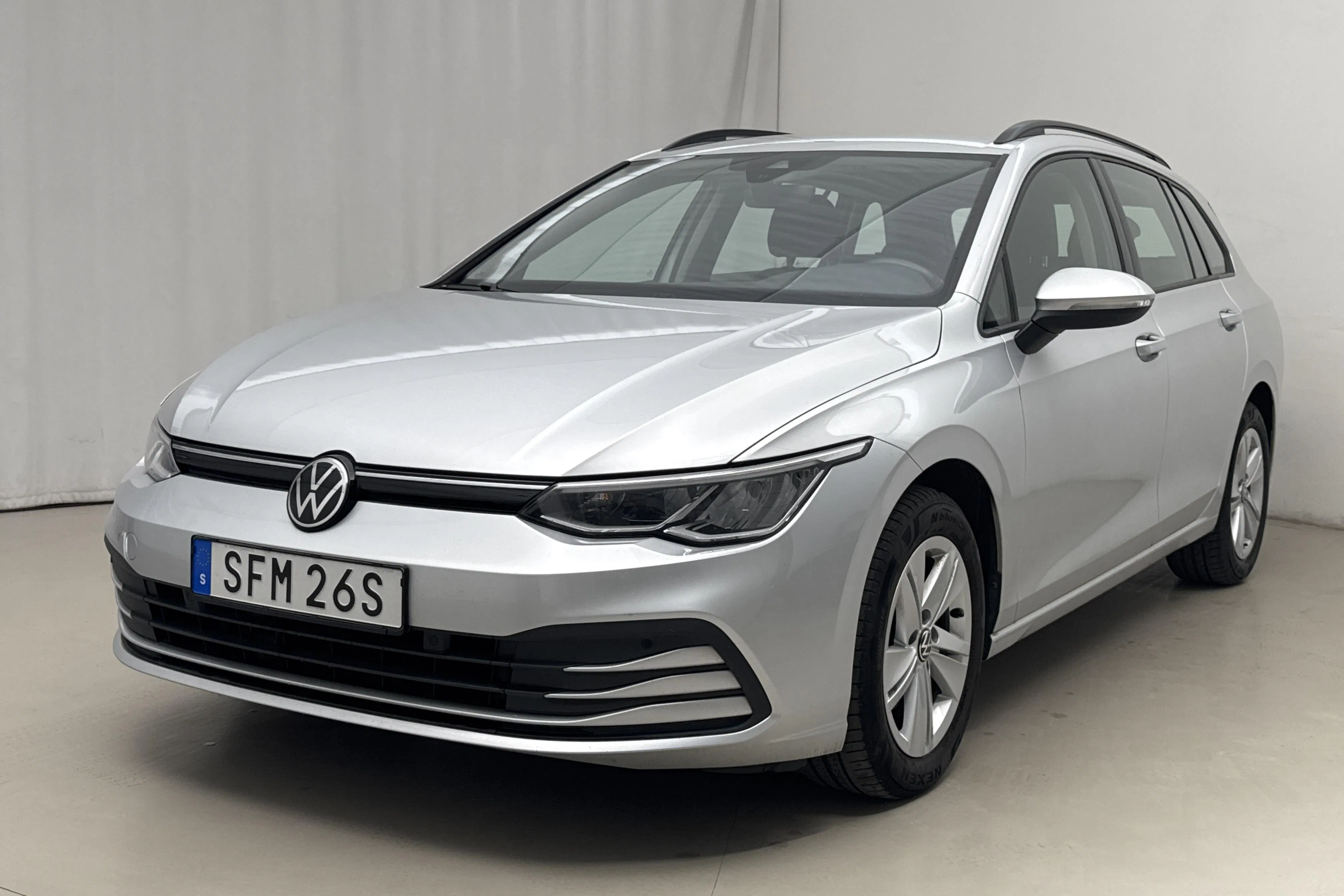 Presentationsfoto 1 av 18: VW Golf VIII 1.5 eTSI Sportscombi (130hk) - 8 095 mil - Automat - silver - 2021