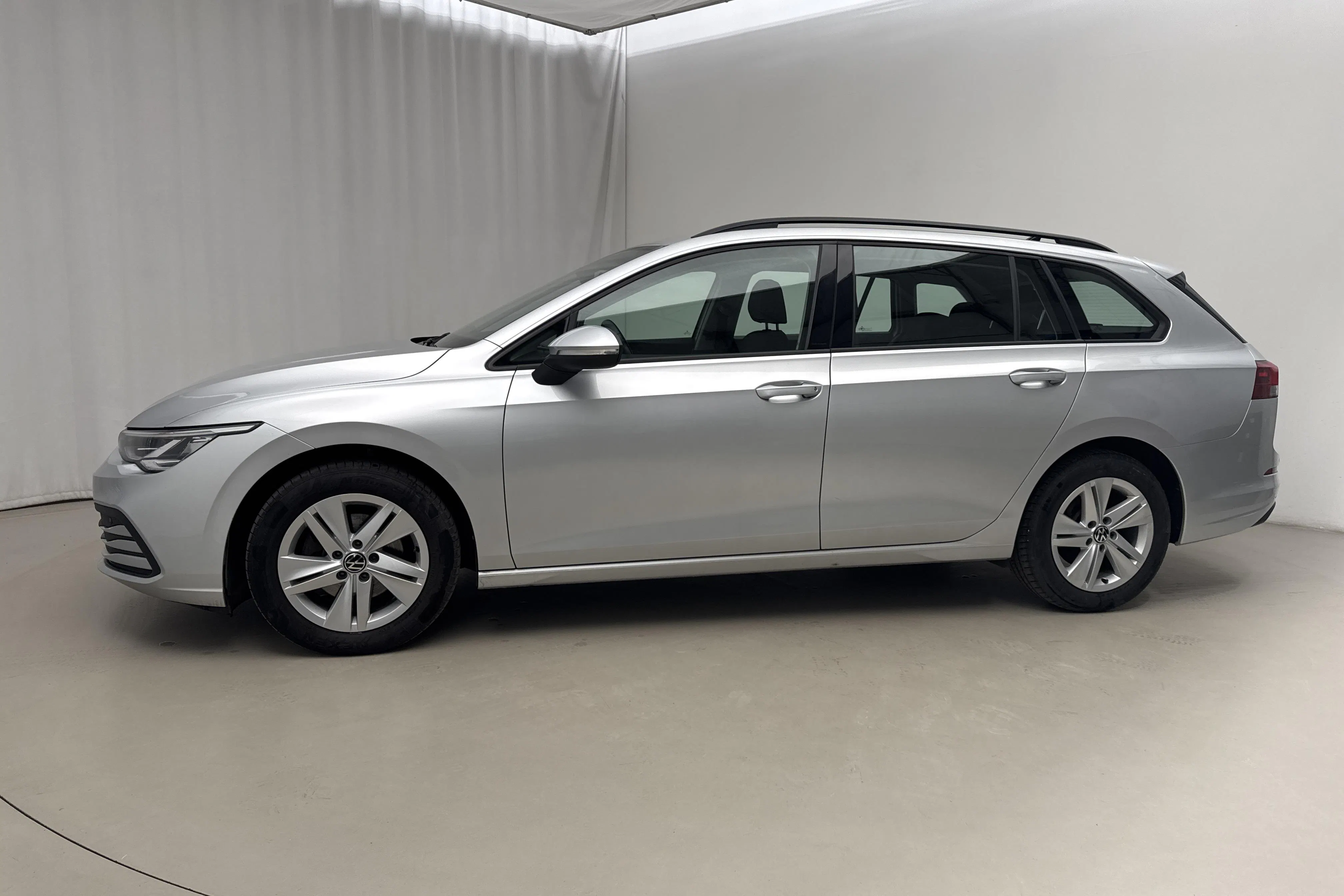 Presentationsfoto 2 av 18: VW Golf VIII 1.5 eTSI Sportscombi (130hk) - 8 095 mil - Automat - silver - 2021