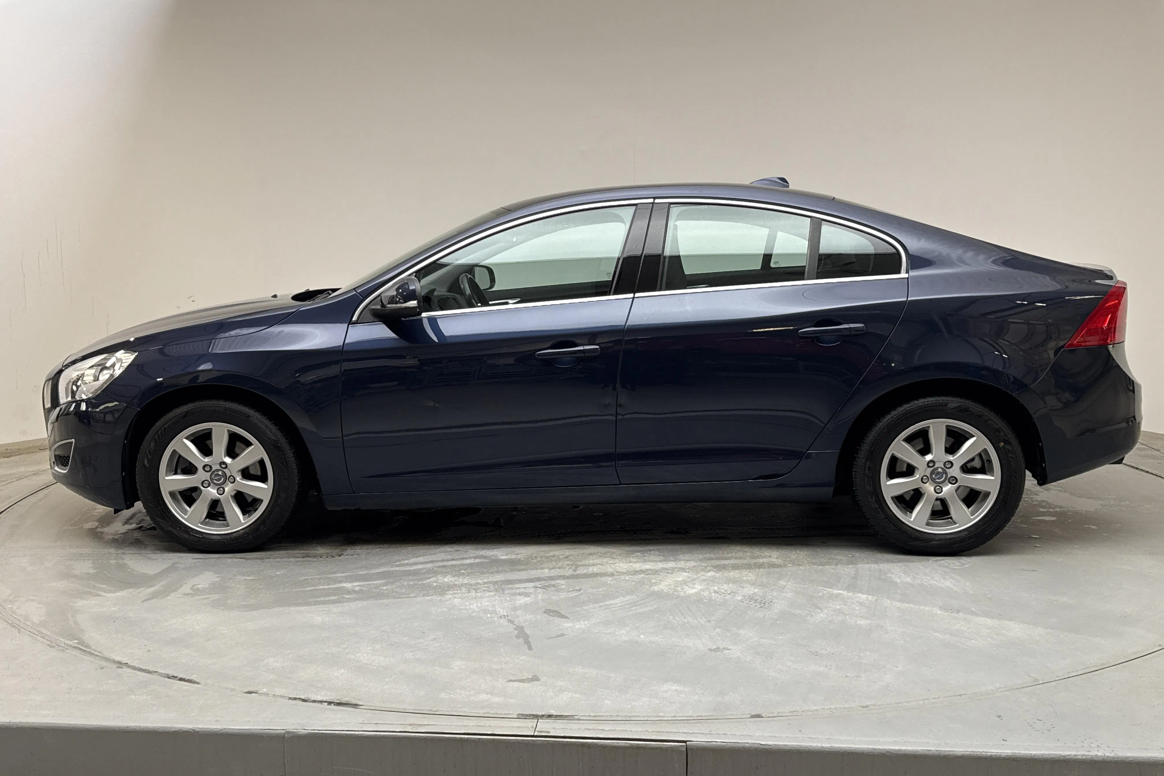 Presentationsfoto 2 av 13: Volvo S60 D3 (163hk) - 8 571 mil - Automat - blå - 2011