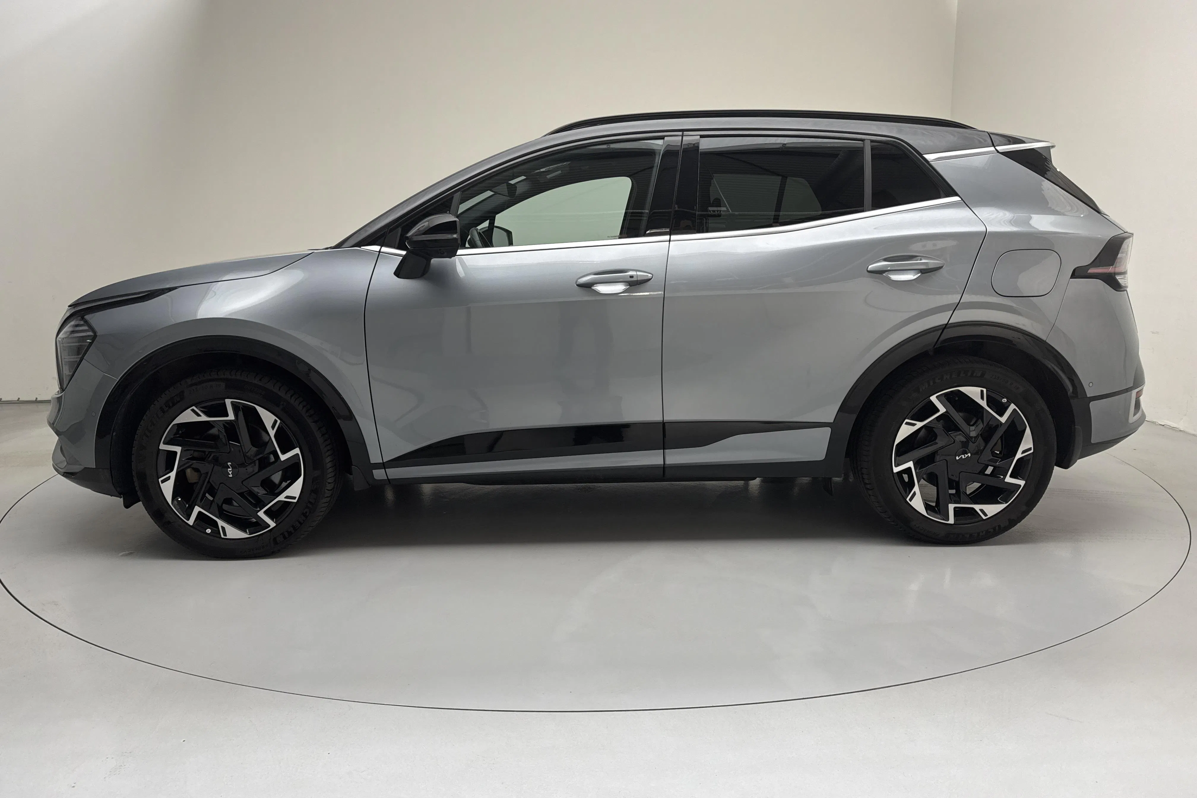 Presentationsfoto 2 av 18: KIA Sportage PHEV AWD (265hk) - 5 661 mil - Automat - grå - 2023