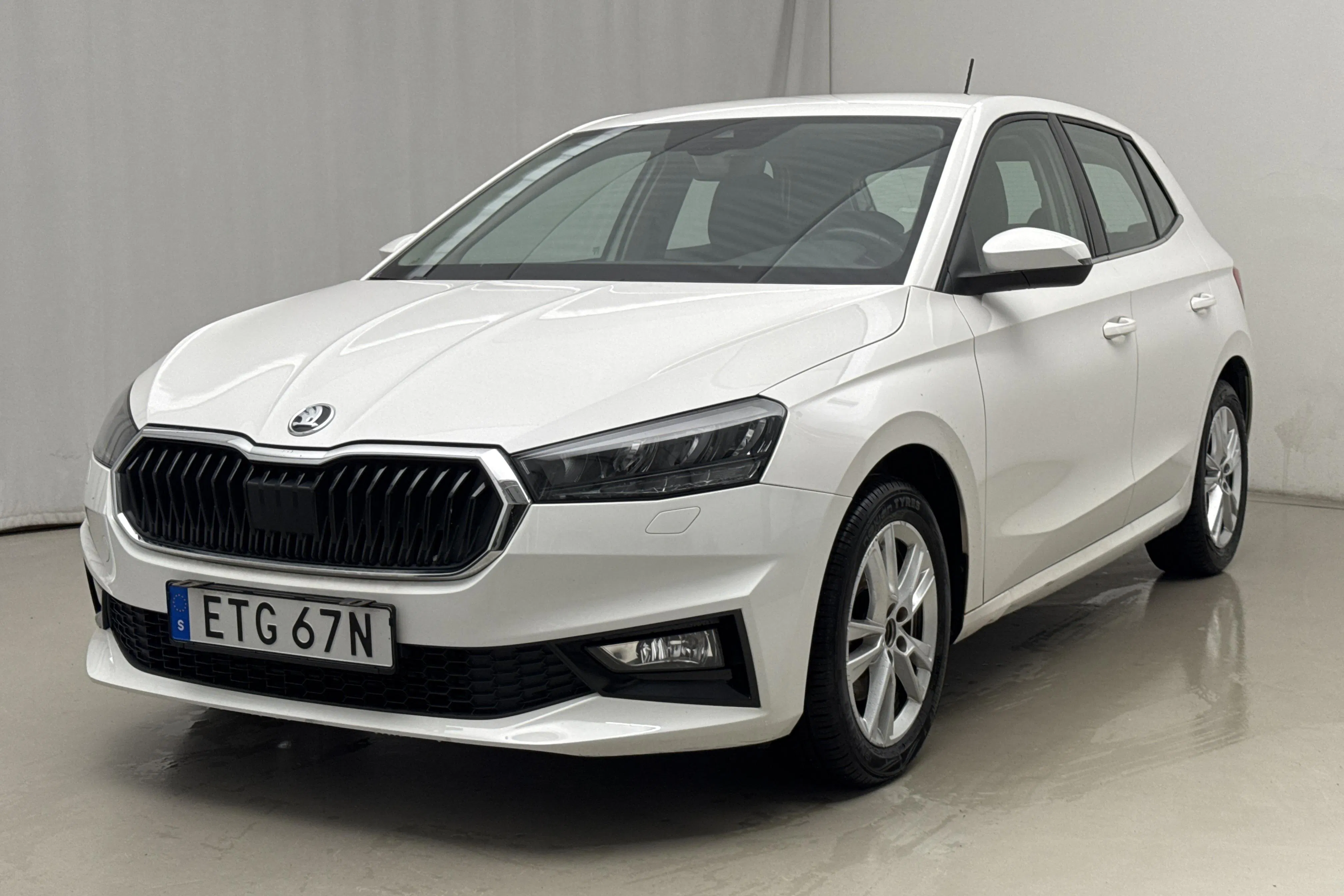 Presentationsfoto 1 av 16: Skoda Fabia 1.0 TSI (110hk) - 6 144 mil - Automat - vit - 2022