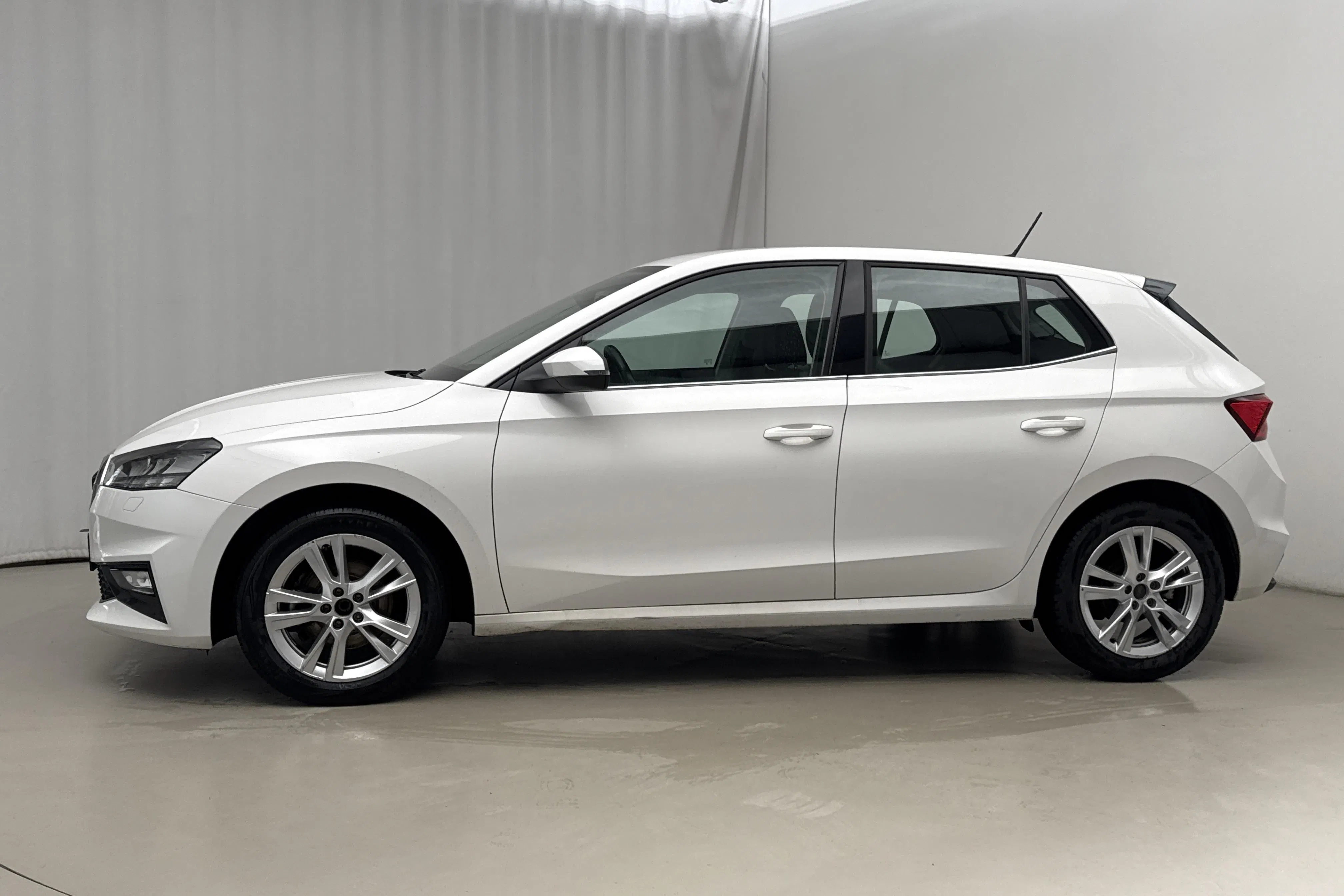 Presentationsfoto 2 av 16: Skoda Fabia 1.0 TSI (110hk) - 6 144 mil - Automat - vit - 2022