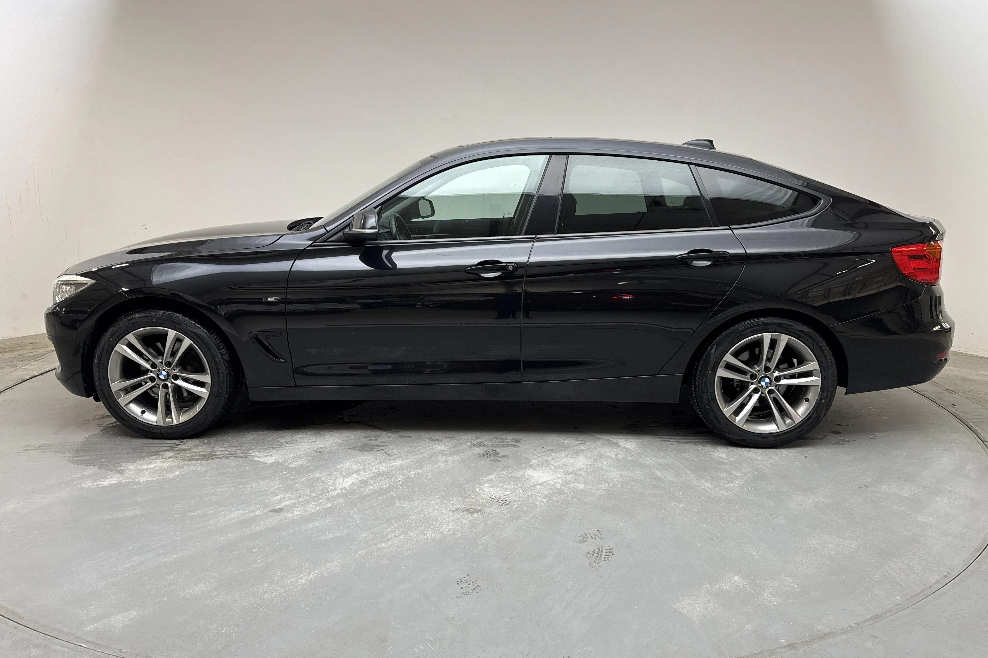 Presentationsfoto 2 av 13: BMW 320d GT xDrive, F34 (184hk) - 22 837 mil - Automat - svart - 2014