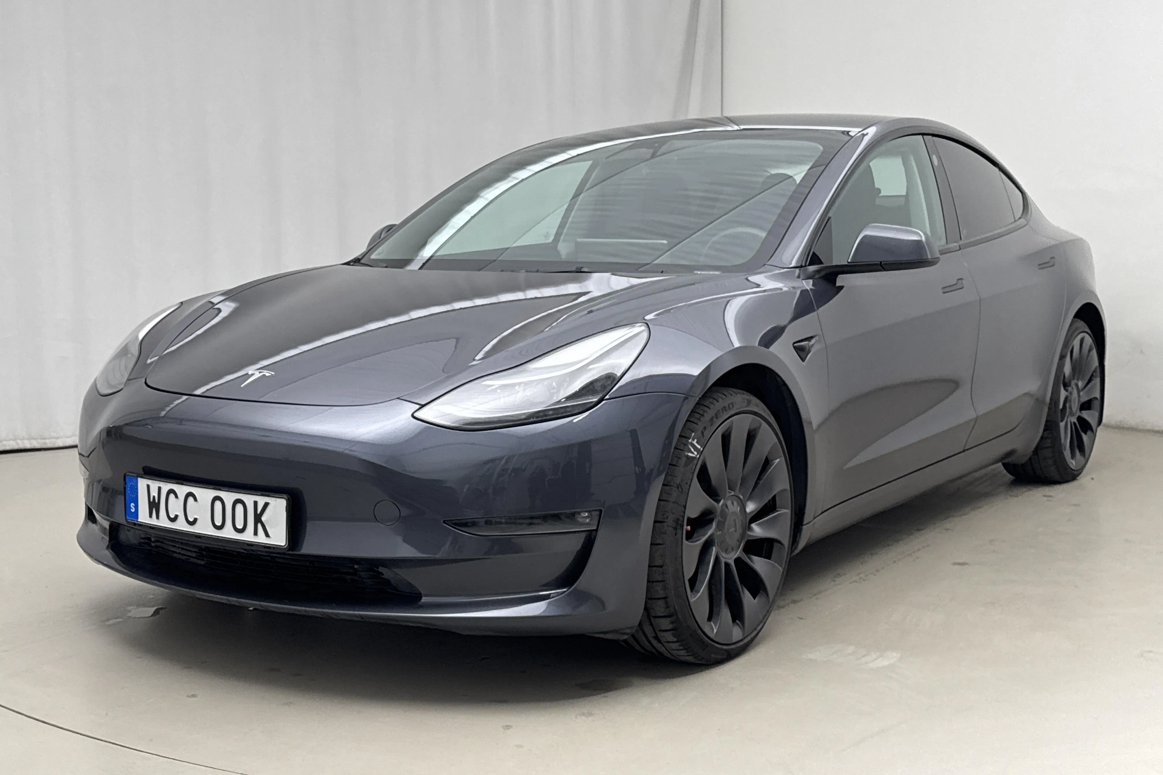 Presentationsfoto 1 av 24: Tesla Model 3 Performance AWD - 6 360 mil - Automat - grå - 2023