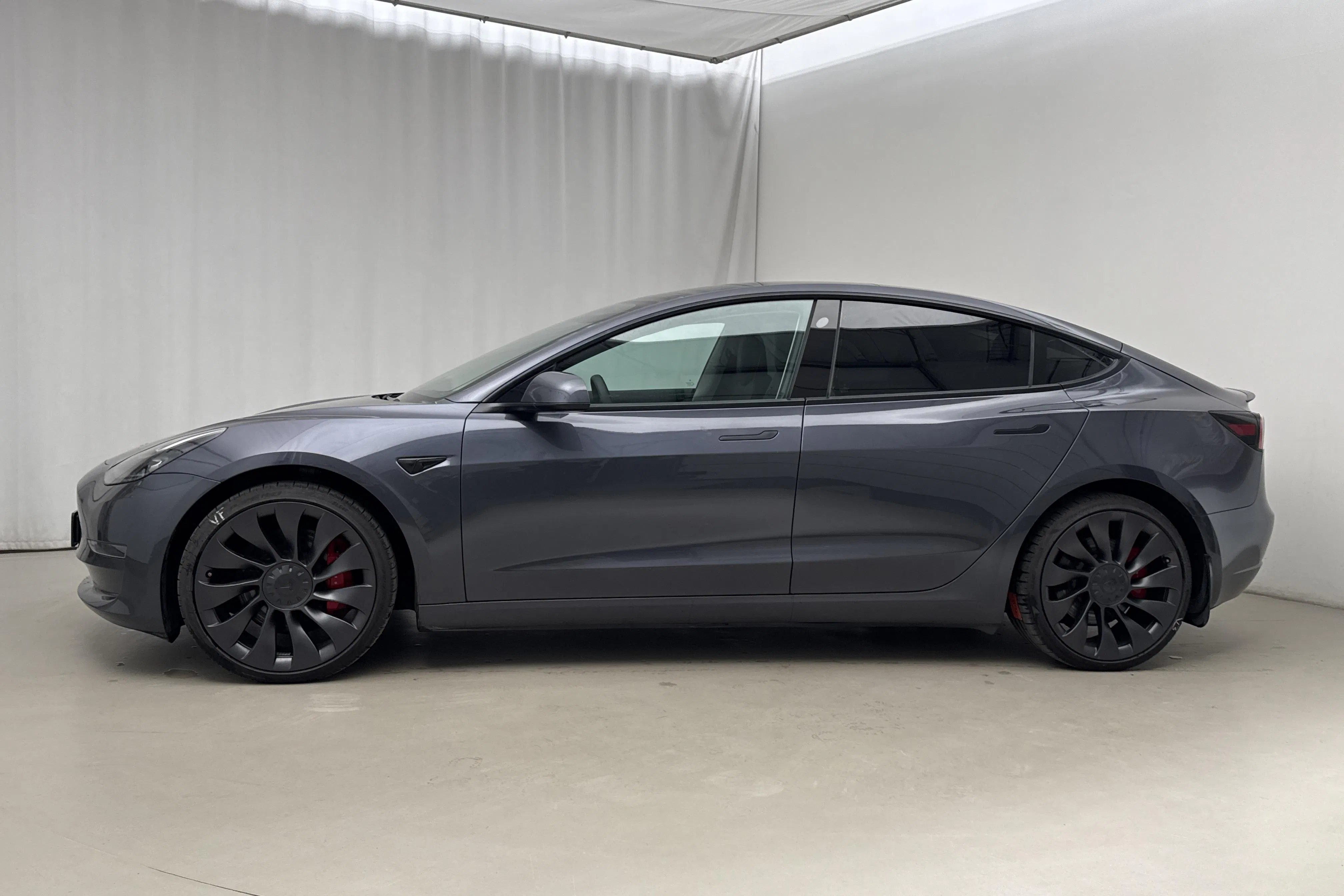 Presentationsfoto 2 av 24: Tesla Model 3 Performance AWD - 6 360 mil - Automat - grå - 2023