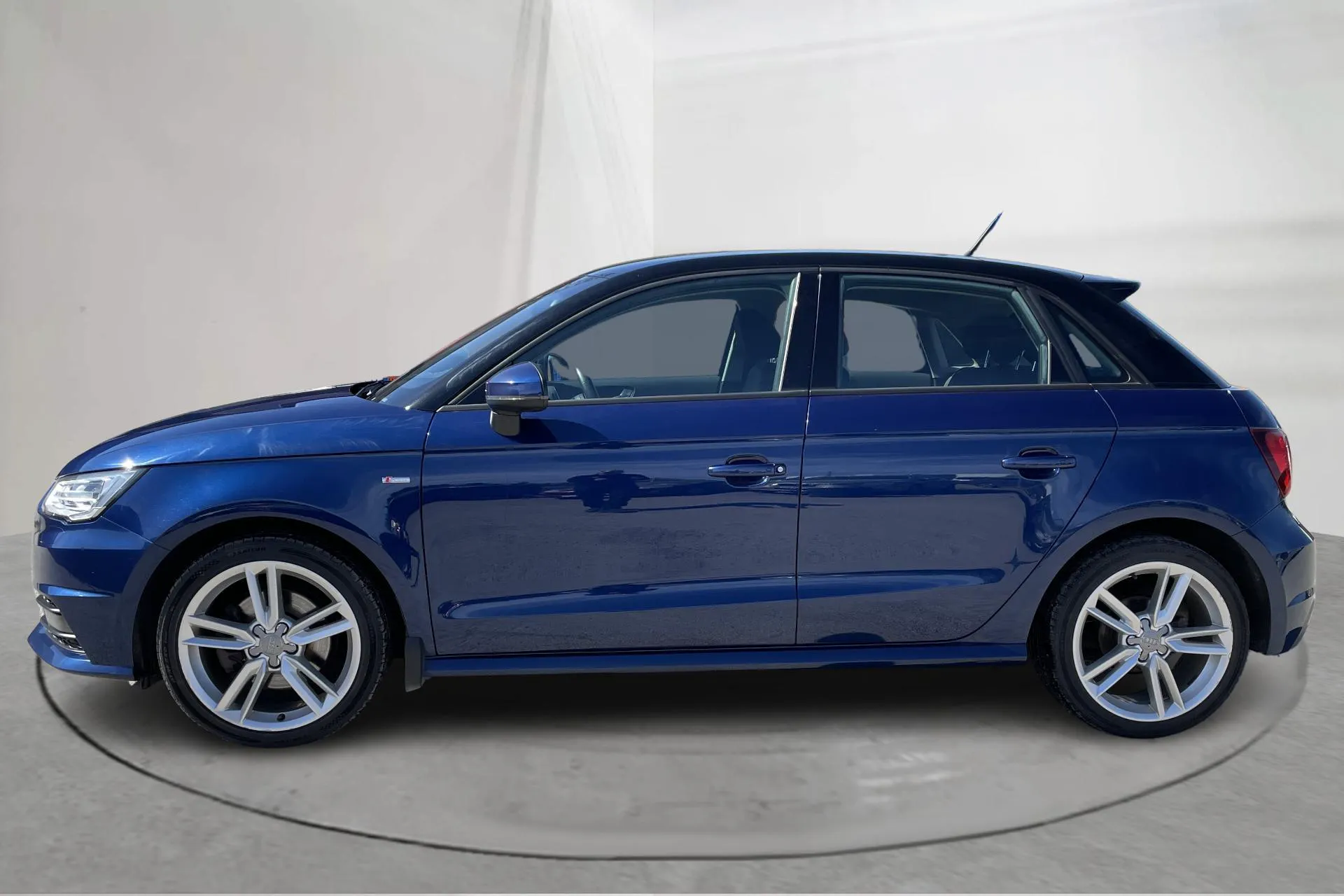 Presentationsfoto 2 av 16: Audi A1 1.4 TFSI Sportback (125hk) - 9 062 mil - Manuell - blå - 2018