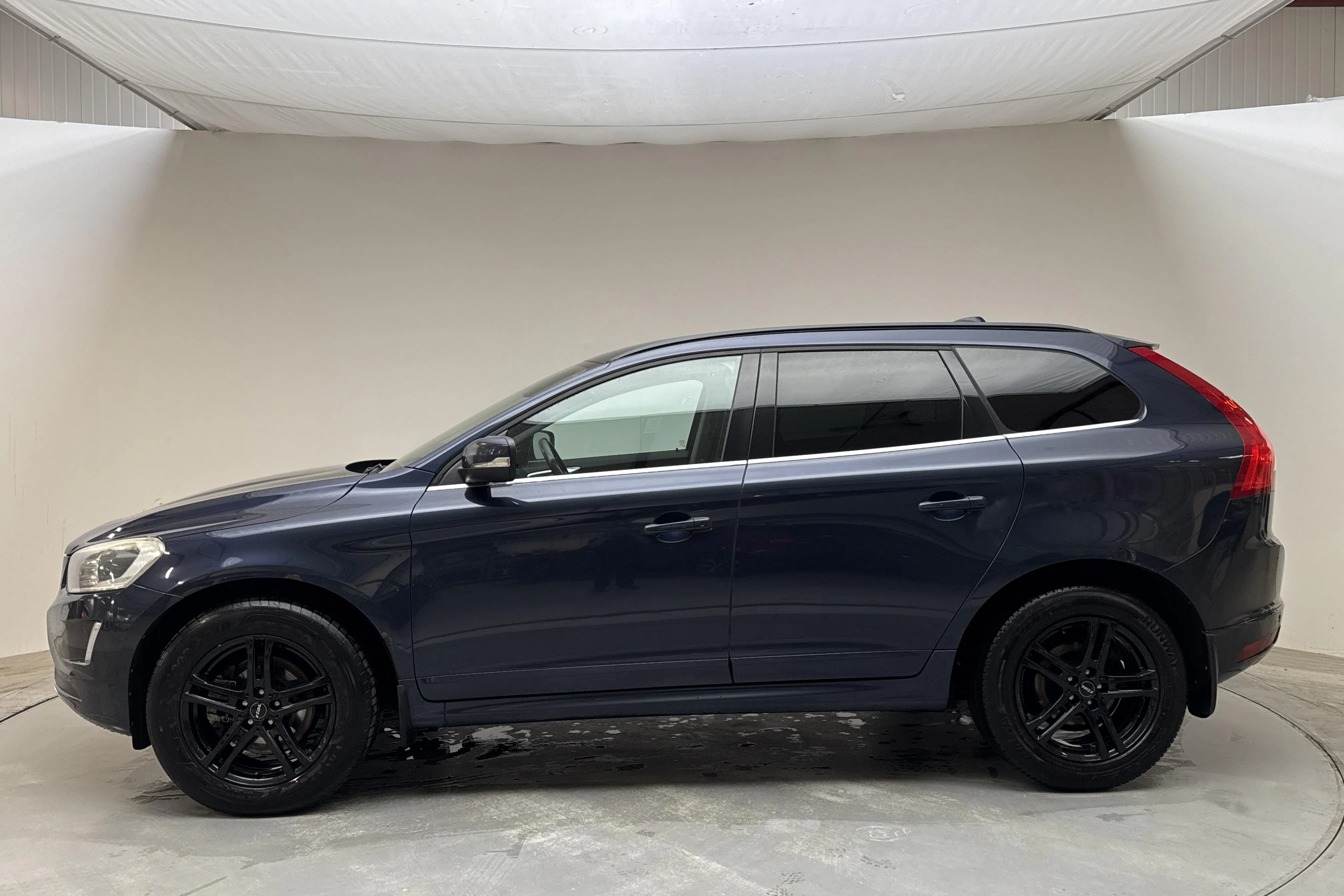 Presentationsfoto 2 av 13: Volvo XC60 D4 AWD (181hk) - 28 780 mil - Manuell - blå - 2014