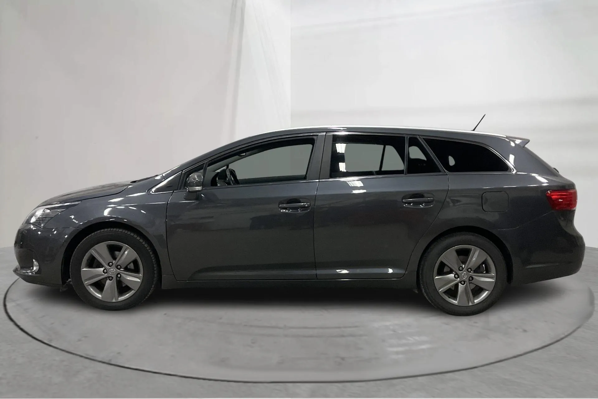 Presentationsfoto 2 av 18: Toyota Avensis 2.0 D-4D Kombi (124hk) - 10 876 mil - Manuell - Dark Grey - 2015