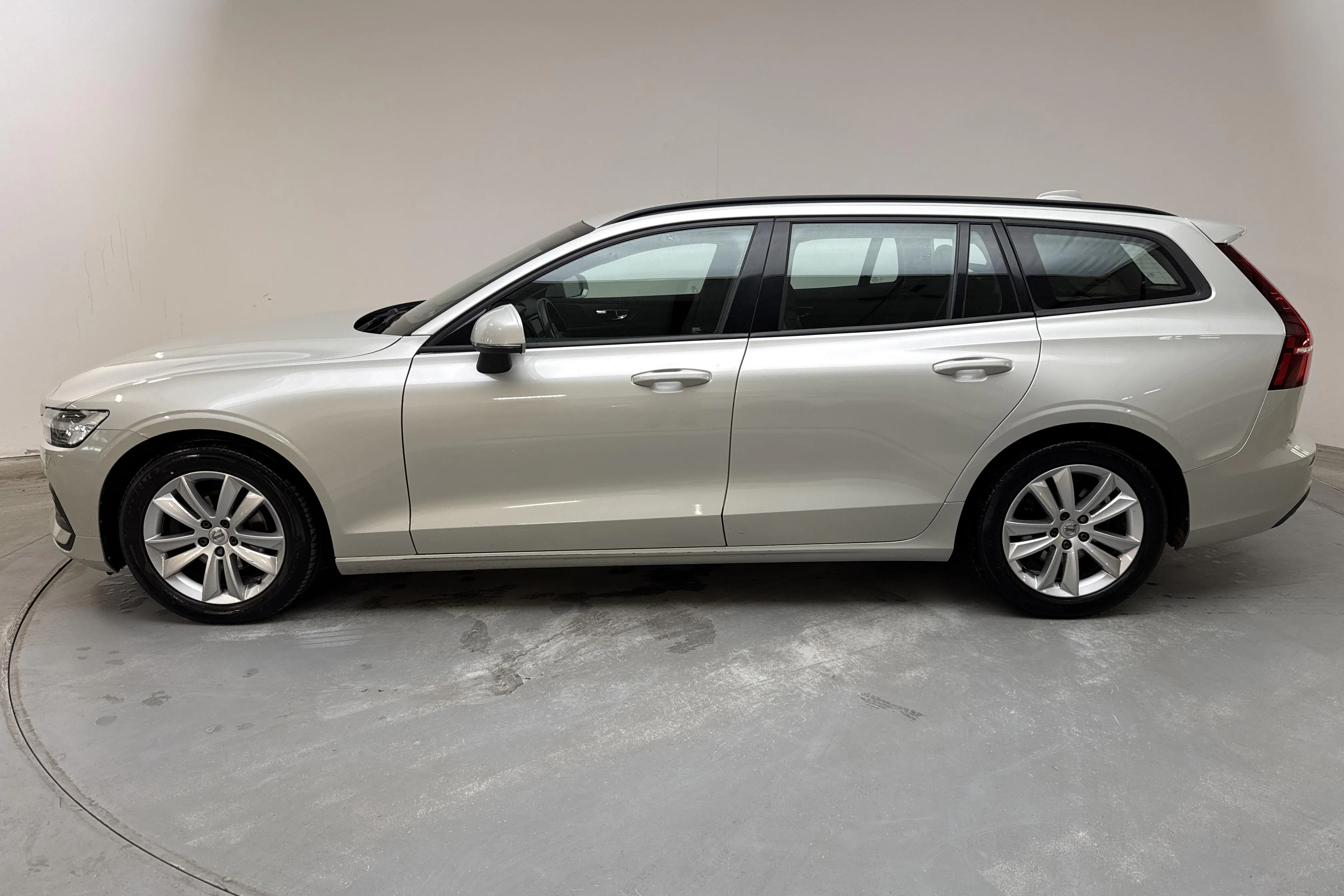 Presentationsfoto 2 av 13: Volvo V60 D4 AWD (190hk) - 10 830 mil - Automat - vit - 2020