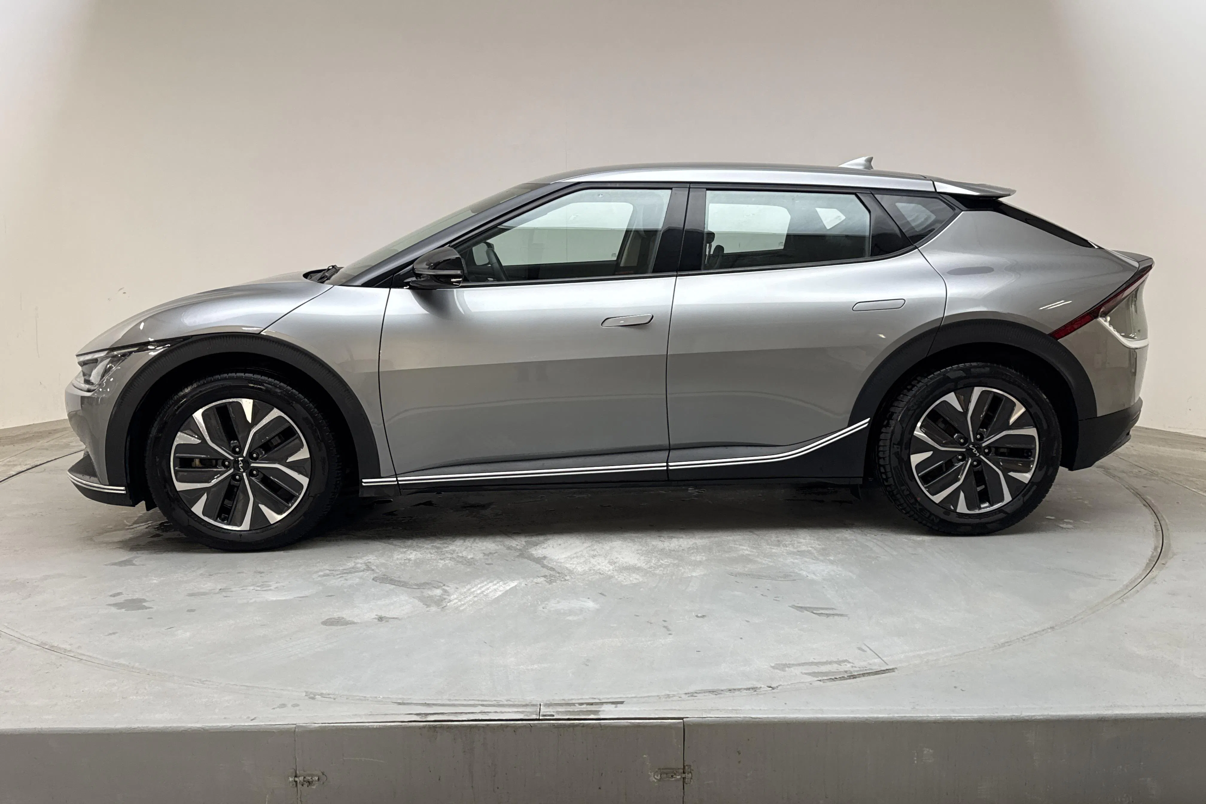 Presentationsfoto 2 av 19: KIA EV6 RWD (228hk) - 12 226 mil - Automat - grå - 2022