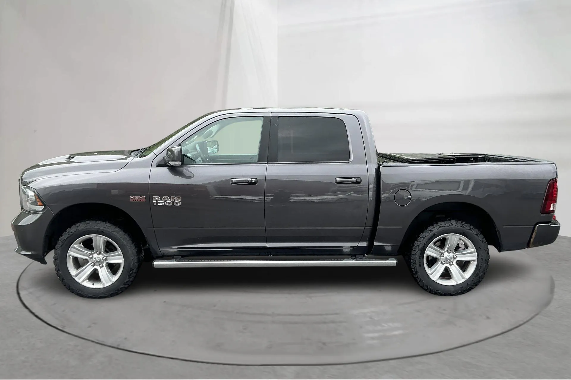 Presentationsfoto 2 av 15: Dodge RAM 1500 5.7 4WD (401hk) - 25 988 mil - Automat - Mörkgrå - 2016