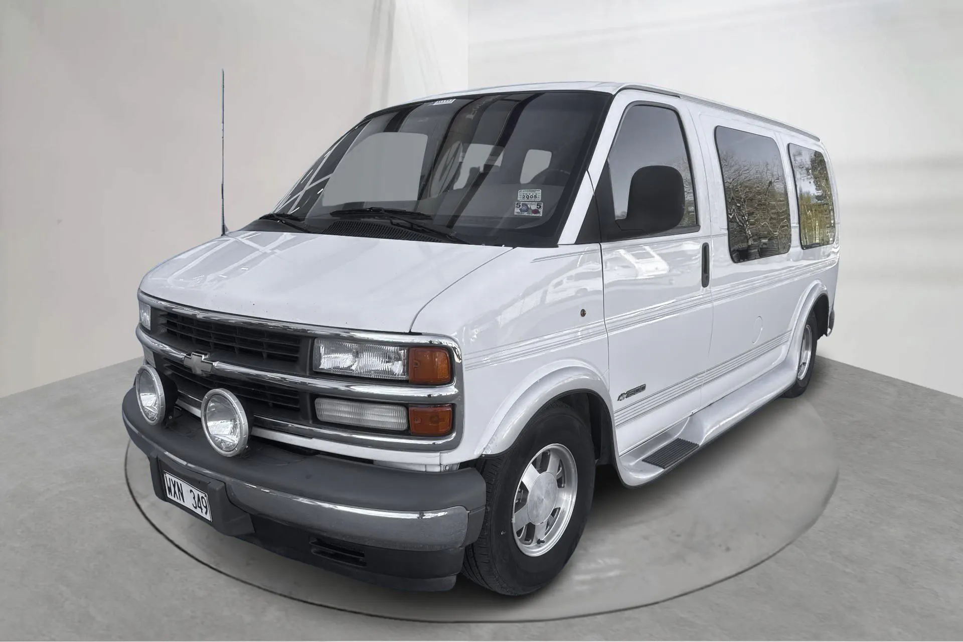 Presentation photo 1 of 27: CHEVROLET G20 VAN Express G1500 Van 5.7 V8 (248hk) - 178 380 km - Automatic - white - 2001