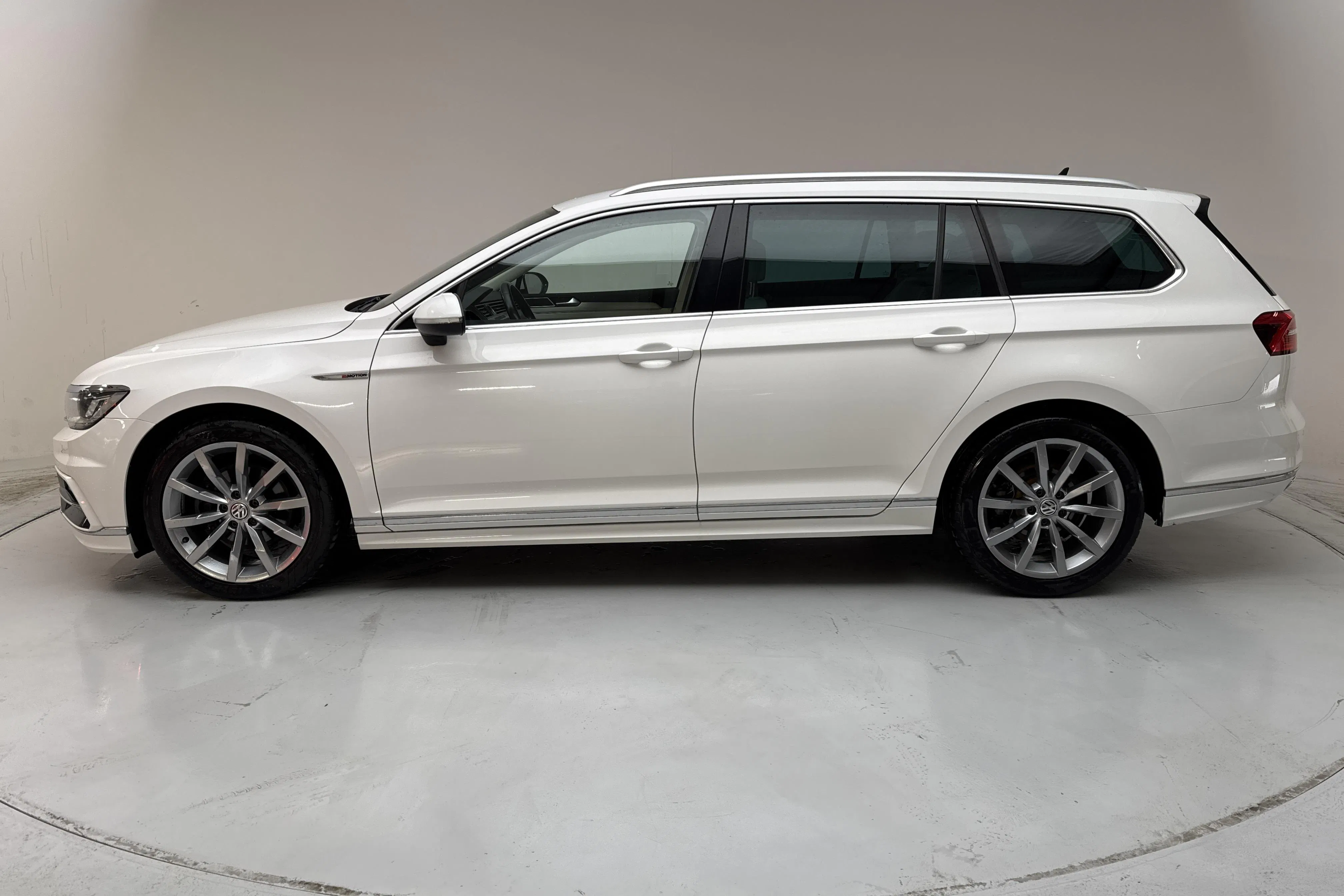Presentation photo 2 of 14: VW Passat 2.0 TDI Sportscombi 4MOTION (190hk) - 178 510 km - Automatic - white - 2017