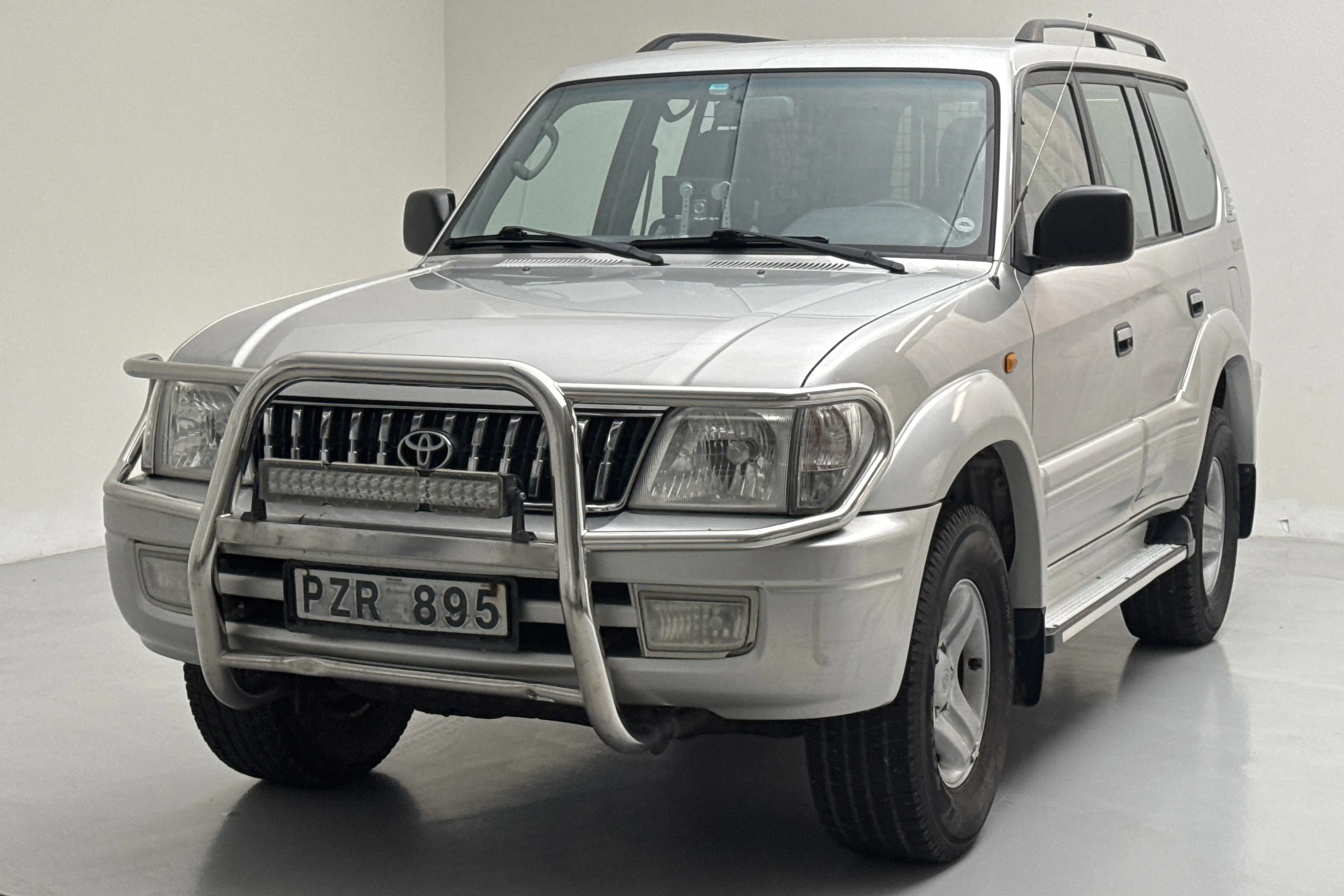Presentationsfoto 1 av 12: Toyota Land Cruiser 90 3.0 TD (125hk) - 20 391 mil - Manuell - Light Grey - 2000