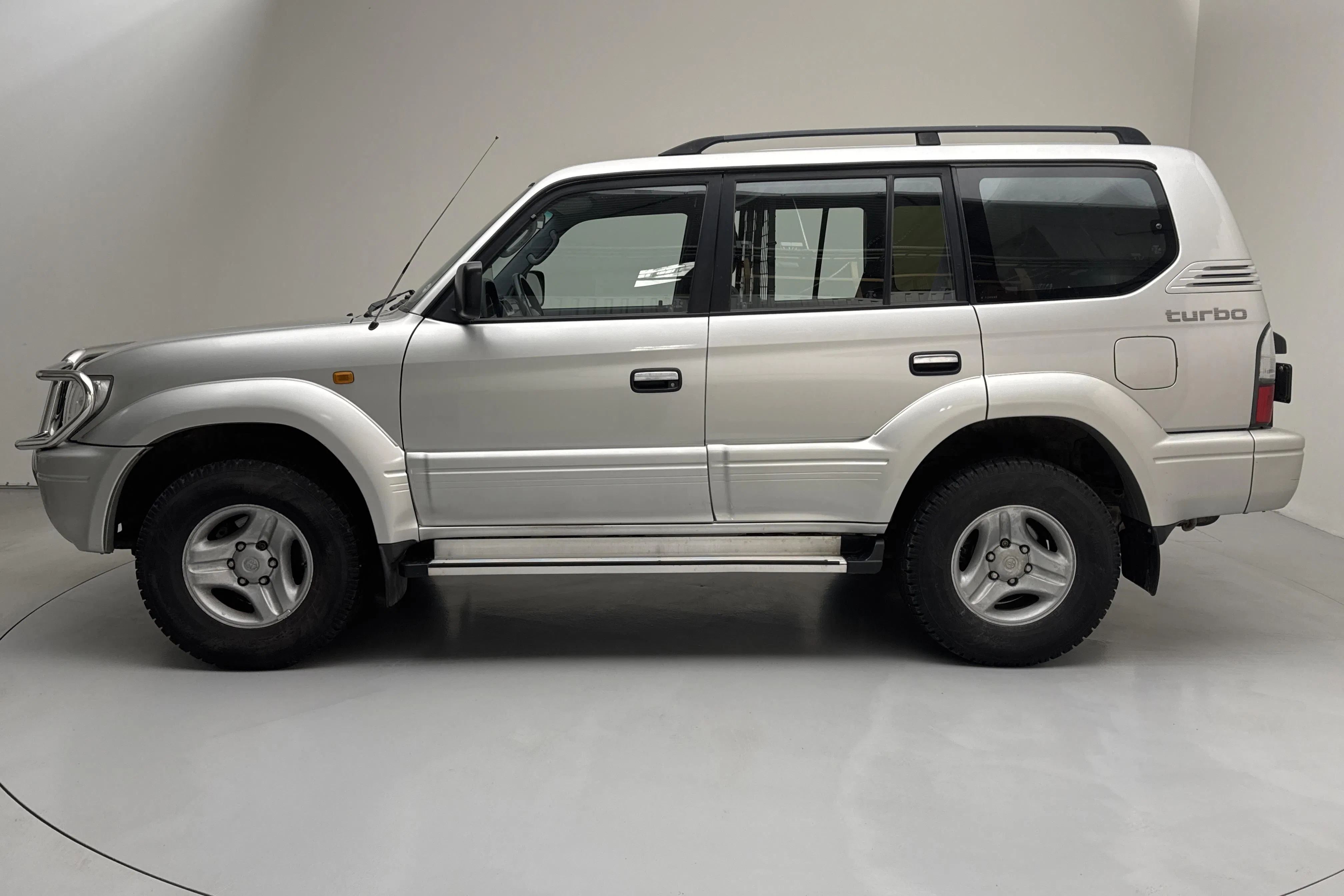 Presentationsfoto 2 av 12: Toyota Land Cruiser 90 3.0 TD (125hk) - 20 391 mil - Manuell - Light Grey - 2000