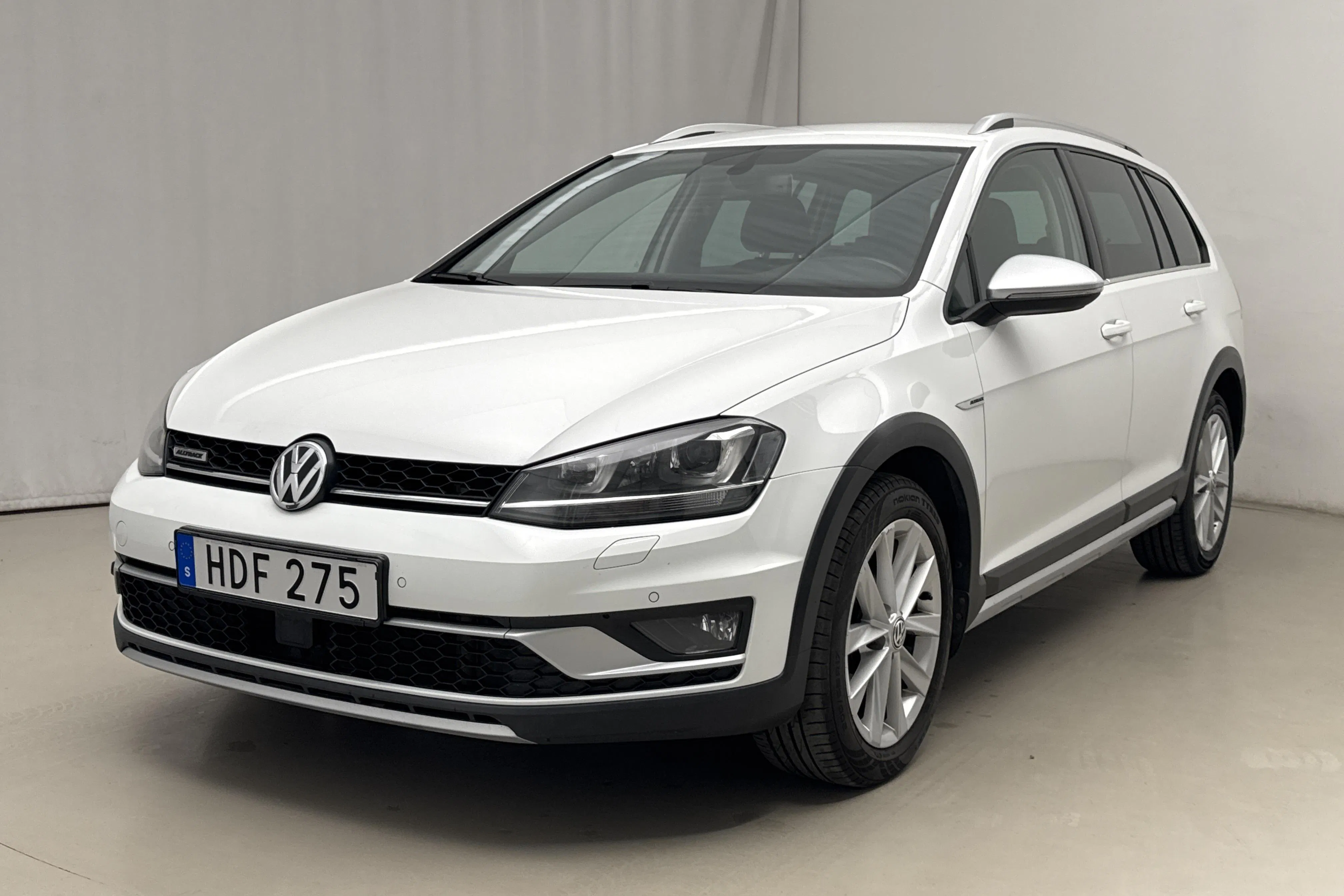 Presentationsfoto 1 av 19: VW Golf Alltrack 2.0 TDI 4Motion (184hk) - 22 395 mil - Automat - vit - 2016