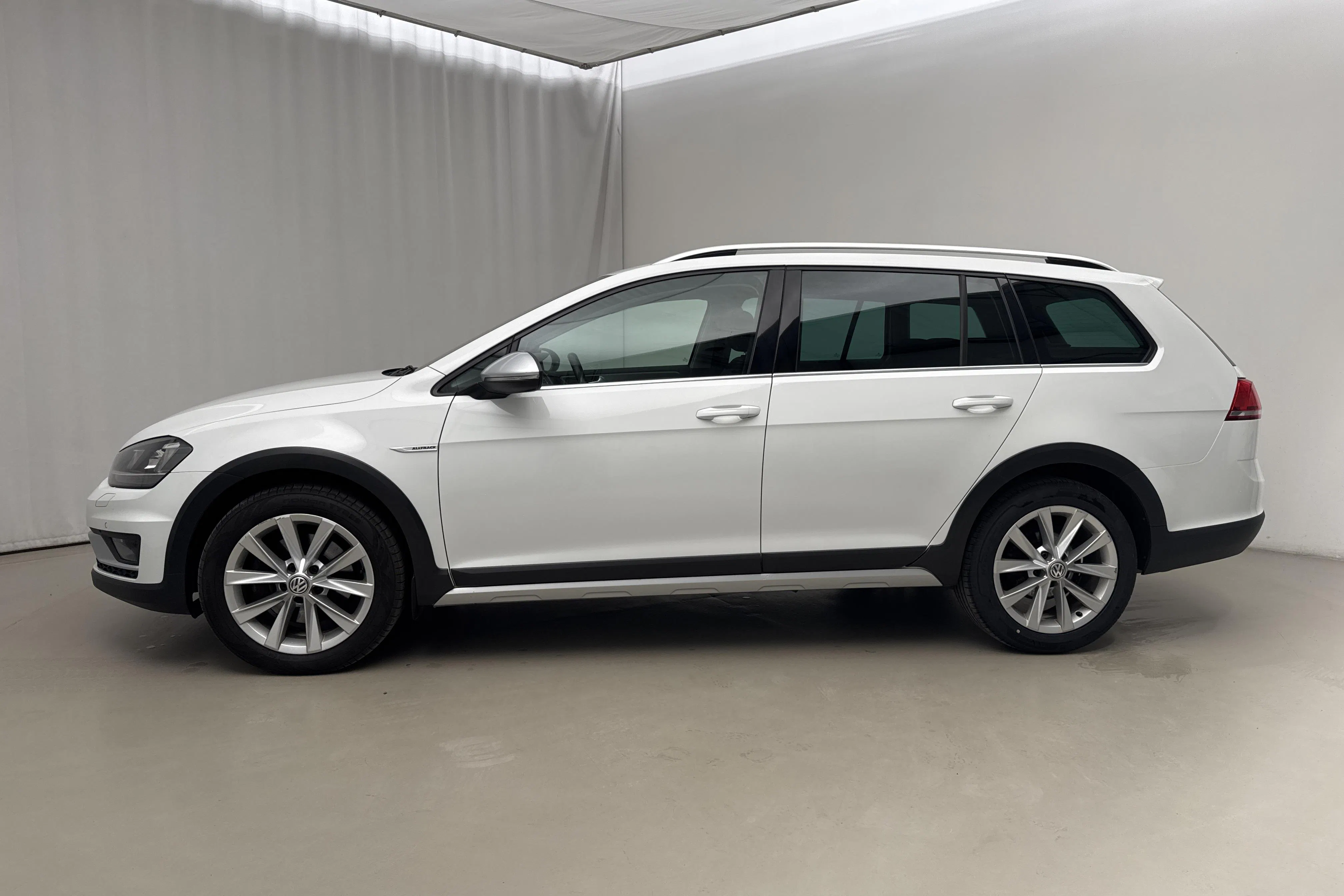 Presentationsfoto 2 av 19: VW Golf Alltrack 2.0 TDI 4Motion (184hk) - 22 395 mil - Automat - vit - 2016