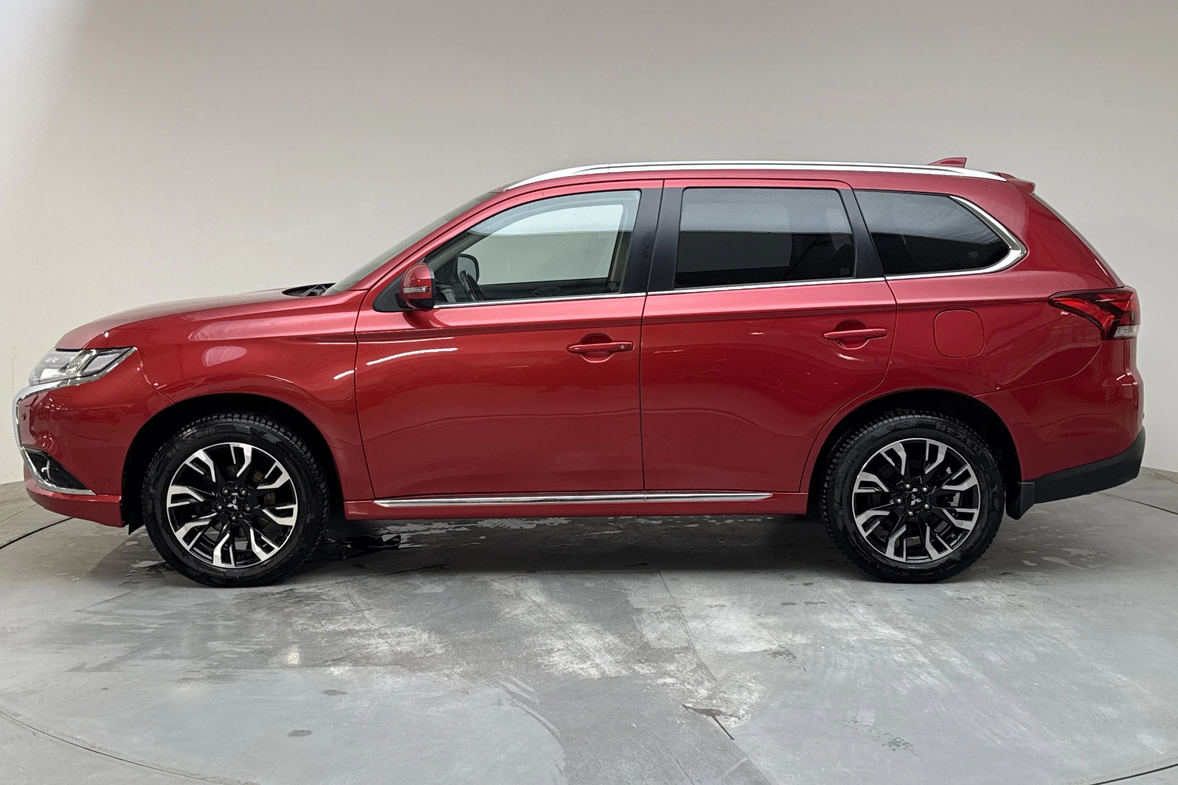 Presentationsfoto 2 av 15: Mitsubishi Outlander 2.0 Plug-in Hybrid 4WD (121hk) - 12 032 mil - Automat - röd - 2018
