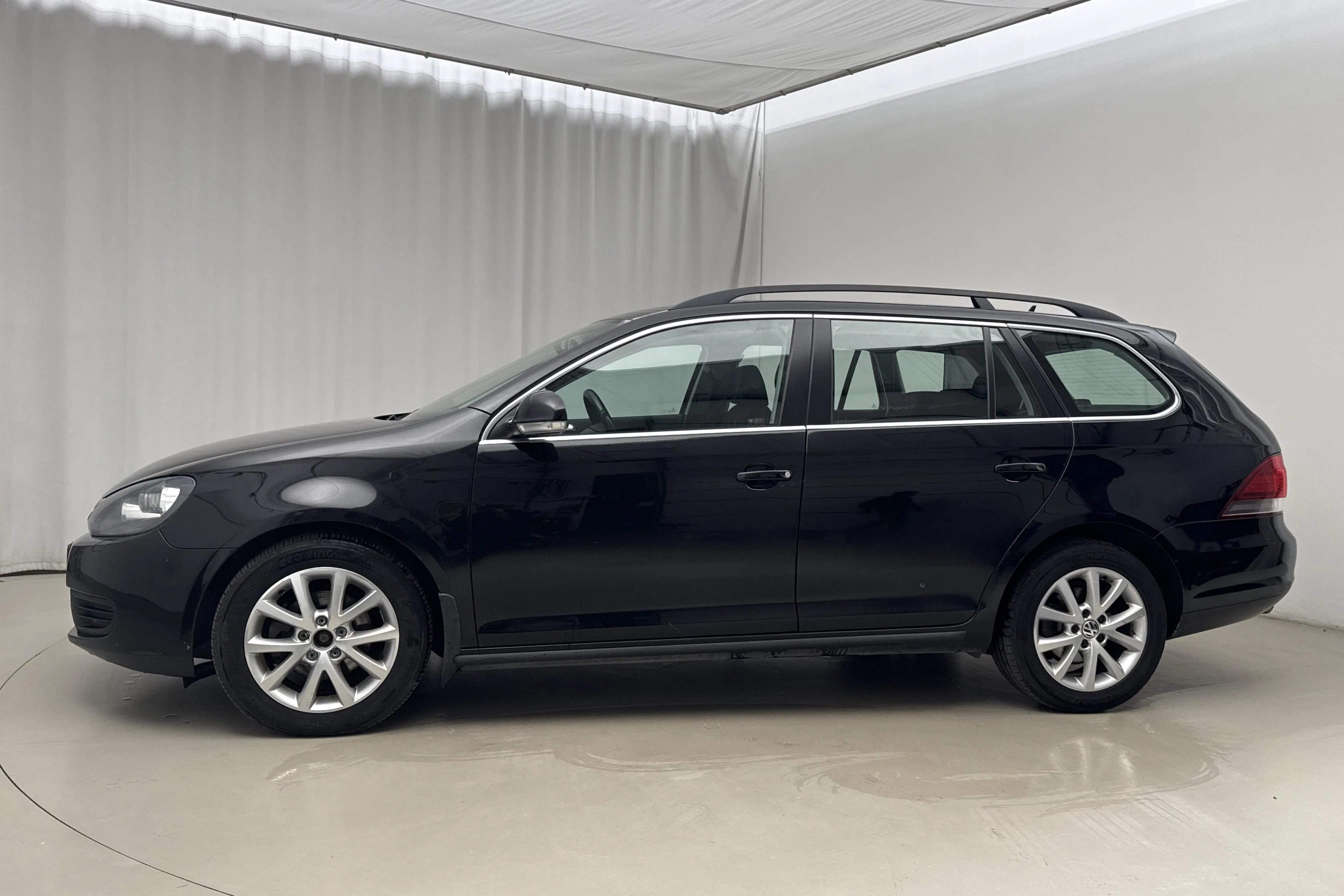 Presentationsfoto 2 av 14: VW Golf VI 1.6 TDI Variant (105hk) - 19 393 mil - Manuell - svart - 2011