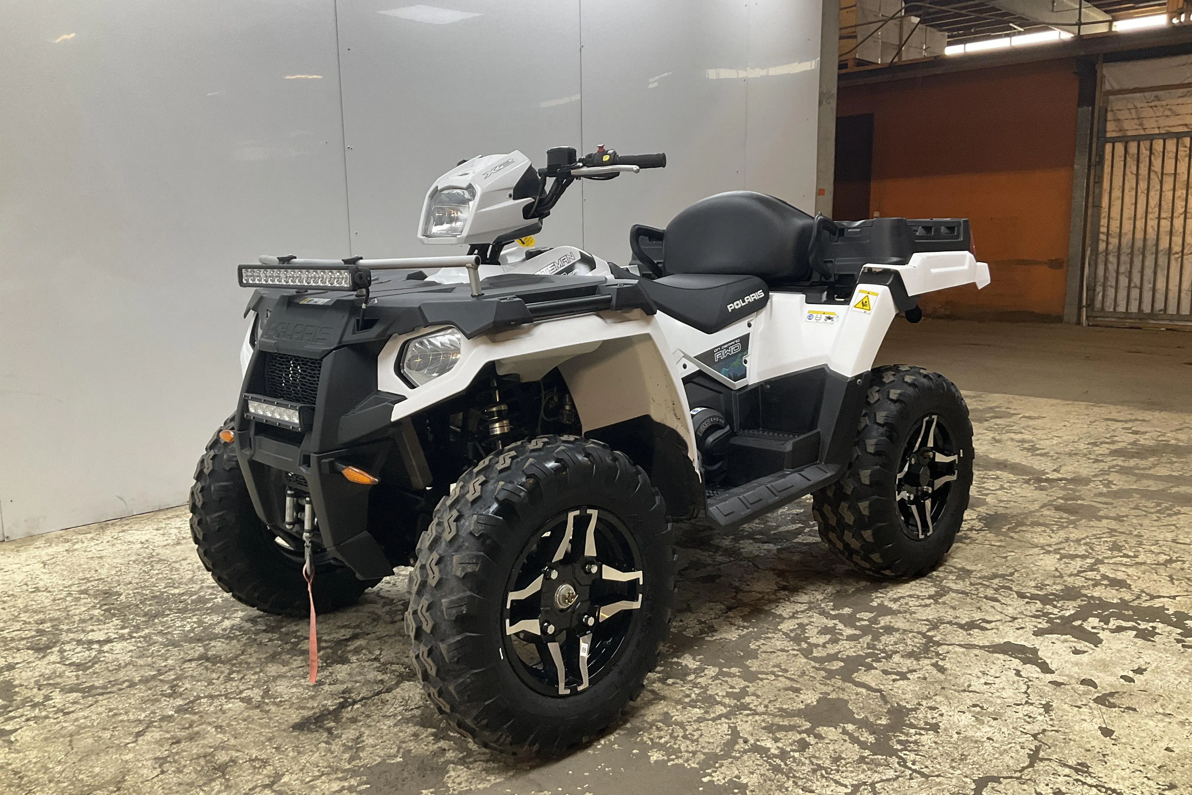 Presentation photo 1 of 8: POLARIS SPORTSMAN X2 570 EFI ATV - 1 940 km - Automatic - white - 2022