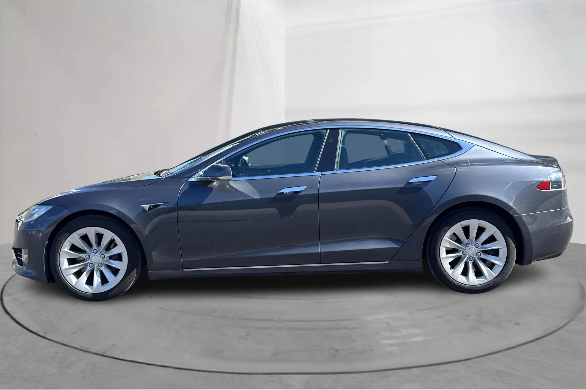 Presentationsfoto 2 av 21: Tesla Model S Dual Motor Long Range AWD - 13 640 mil - Automat - grå - 2019