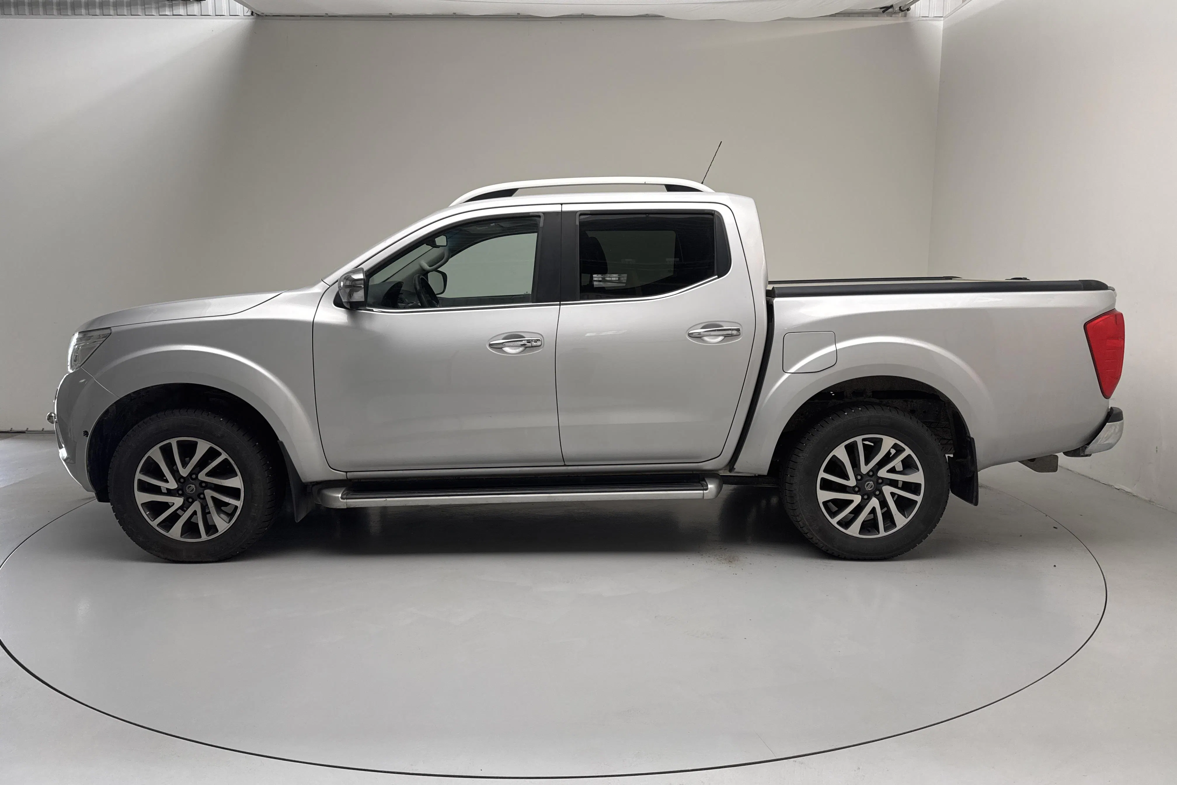 Presentation photo 2 of 16: Nissan Navara 2.3 dCi 4x4 (190hk) - 156 330 km - Automatic - silver - 2018