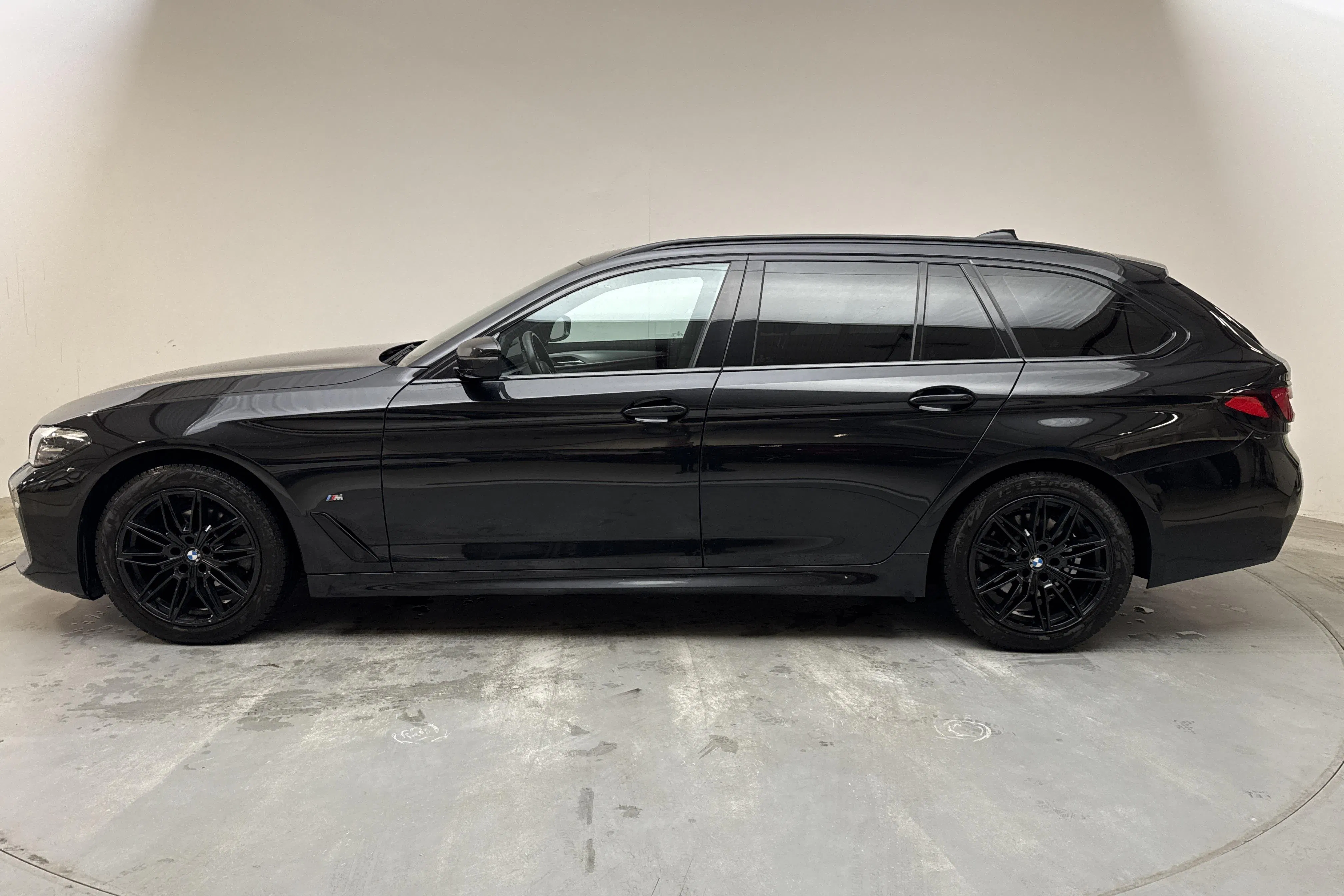 Presentationsfoto 2 av 14: BMW 520d xDrive Touring, G31 LCI (190hk+11hk) - 9 686 mil - Automat - svart - 2021