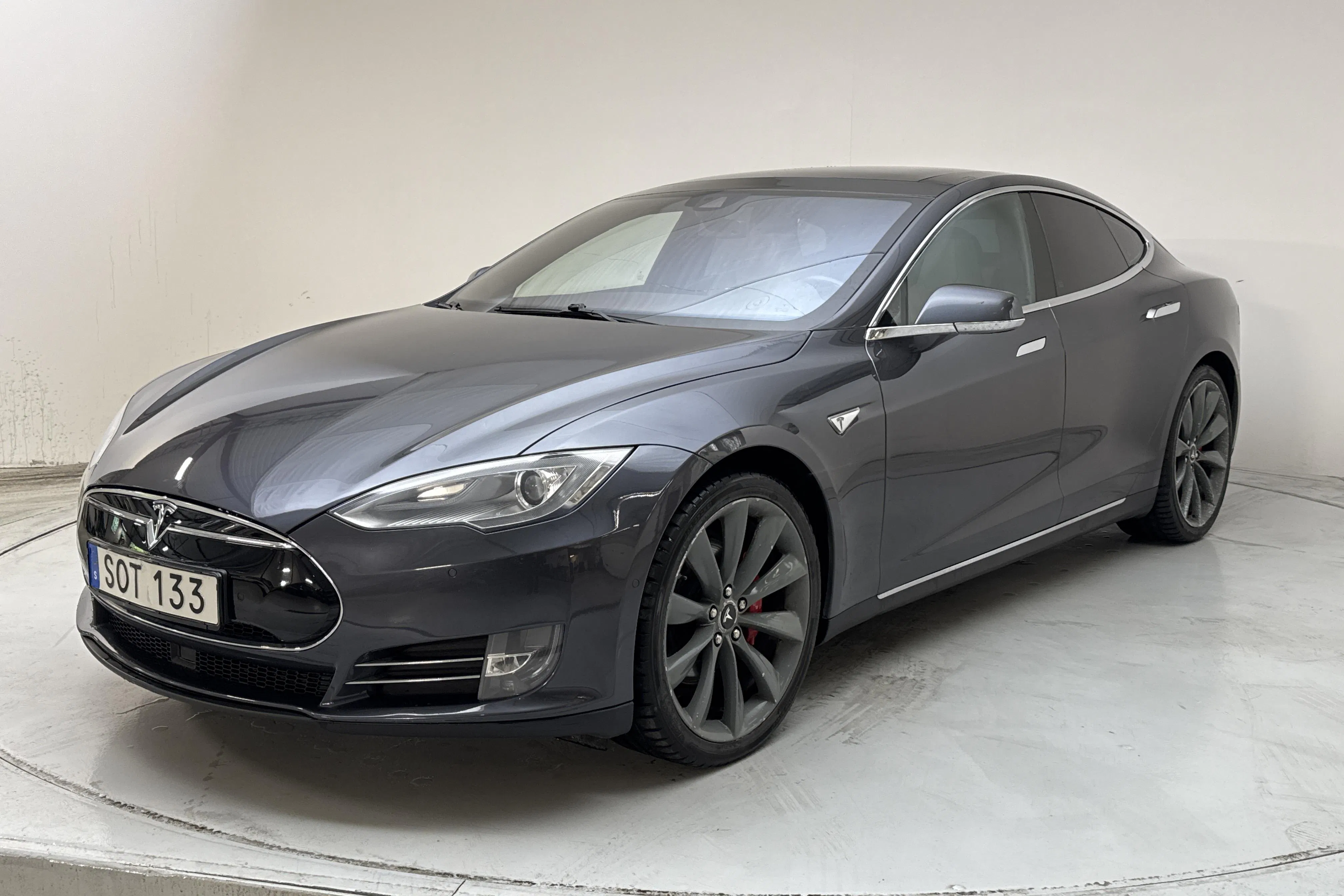 Presentation photo 1 of 16: Tesla Model S P85D - 235 770 km - Automatic - gray - 2015