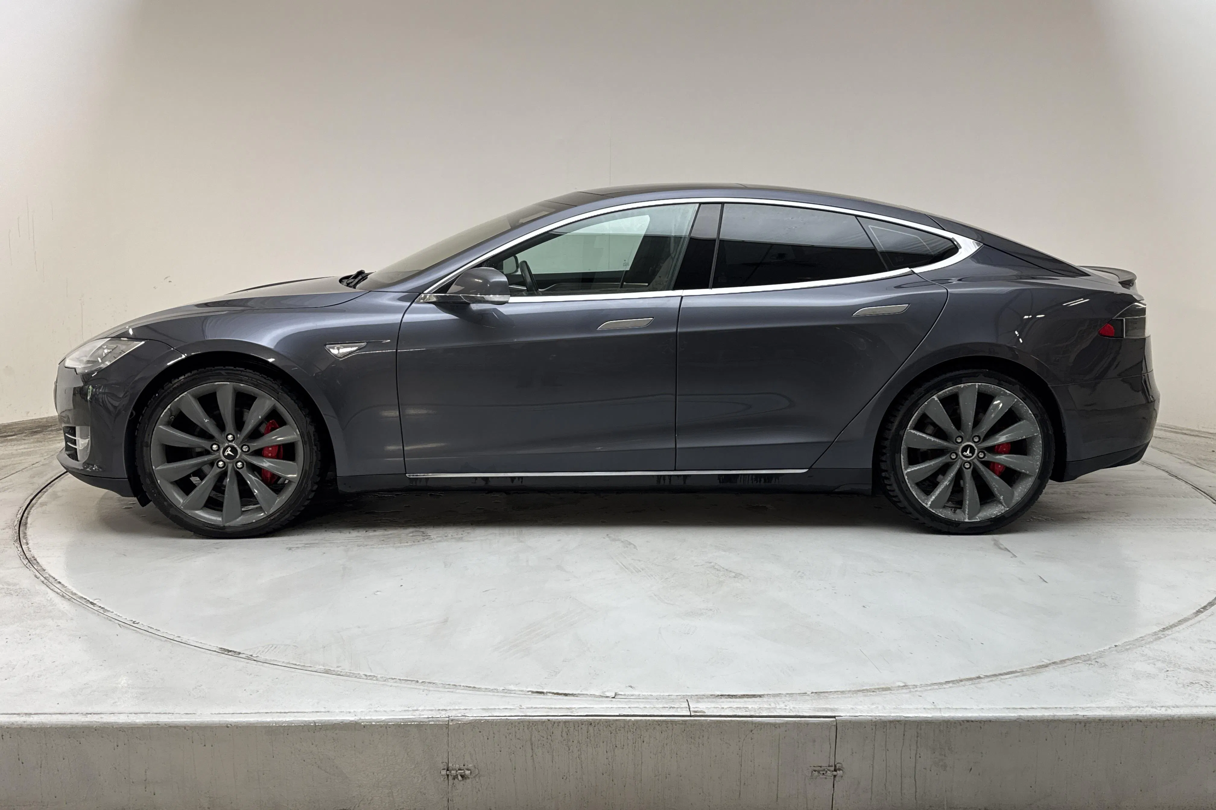 Presentation photo 2 of 16: Tesla Model S P85D - 235 770 km - Automatic - gray - 2015