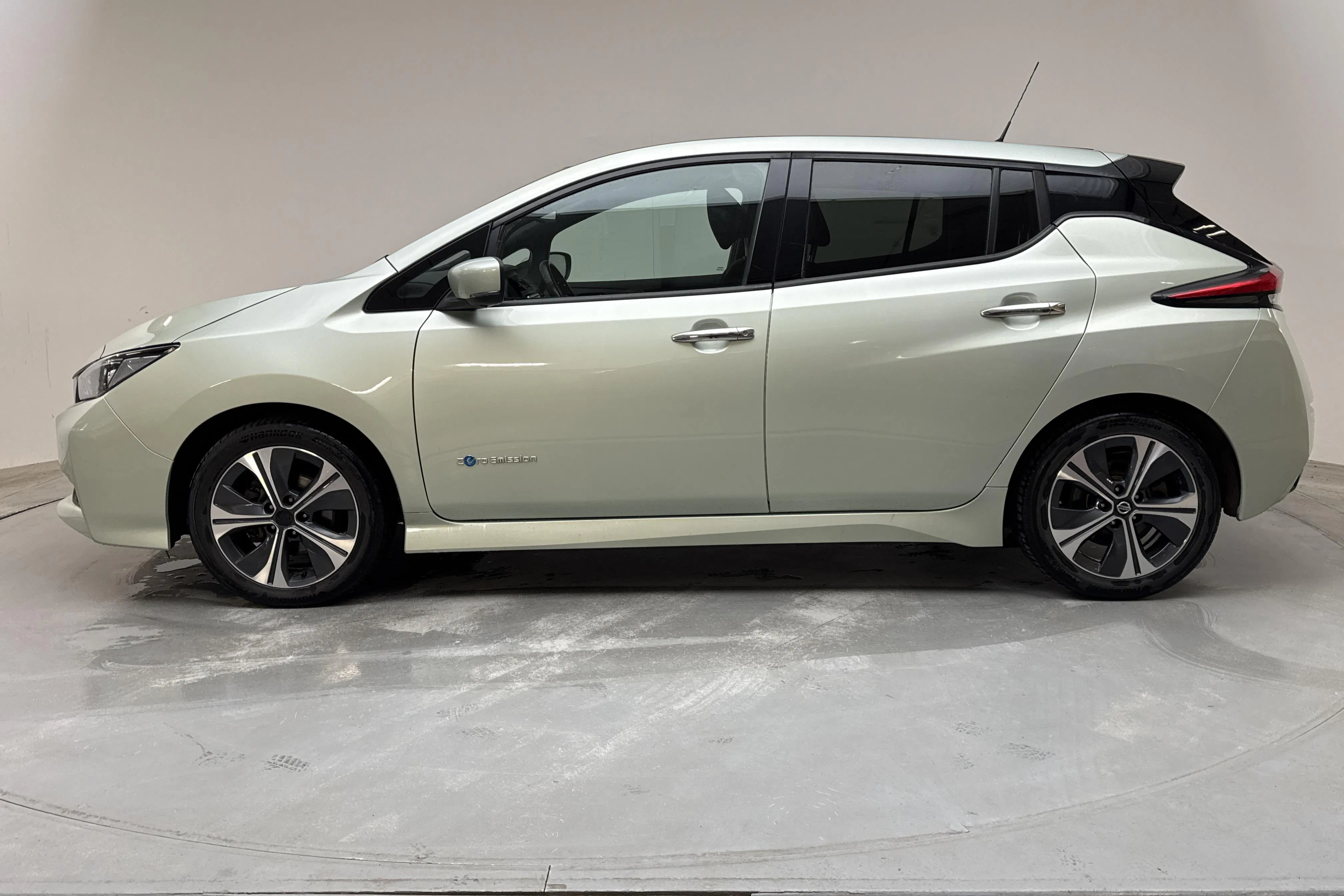 Presentationsfoto 2 av 16: Nissan LEAF 5dr 39kWh (150hk) - 16 039 mil - Automat - Light Green - 2018