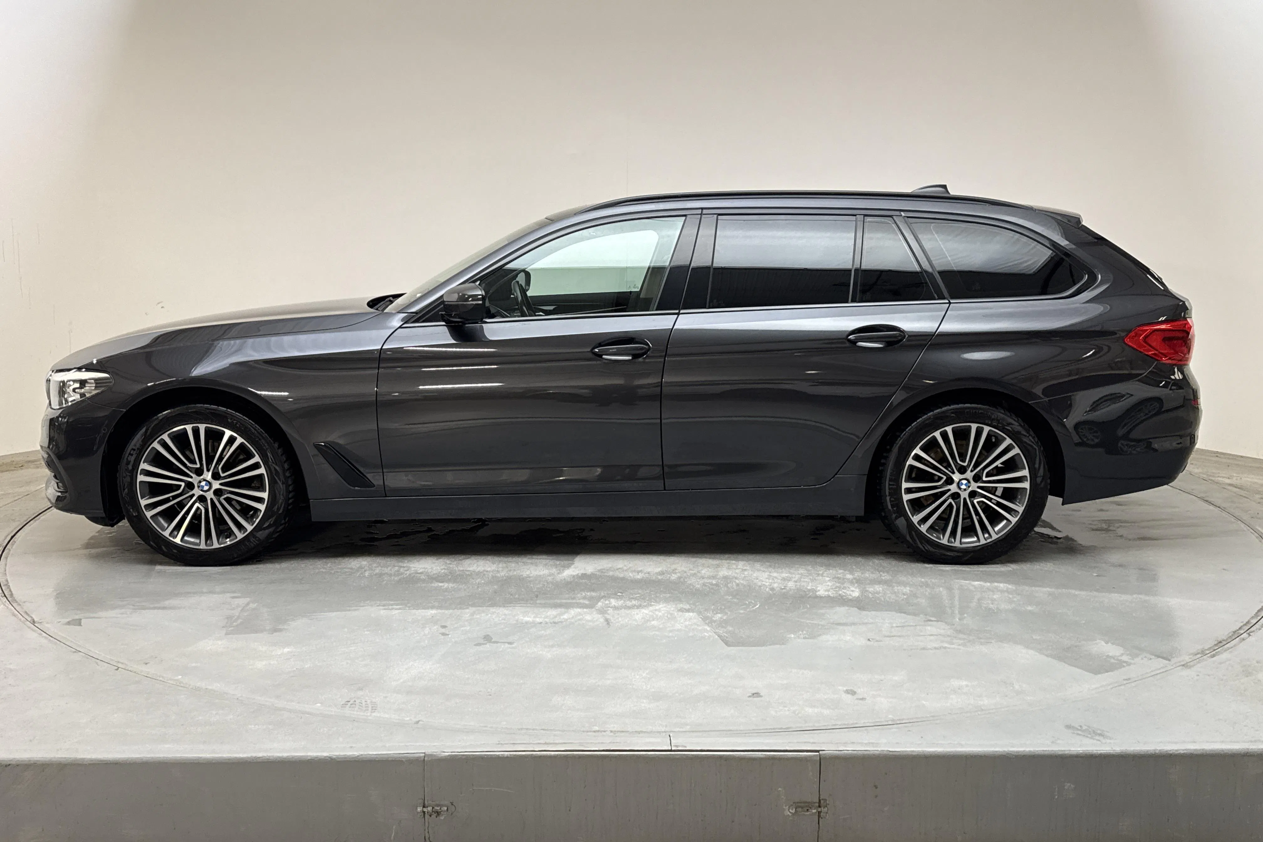 Presentationsfoto 2 av 18: BMW 520d xDrive Touring, G31 (190hk) - 0 mil - Automat - grå - 2019