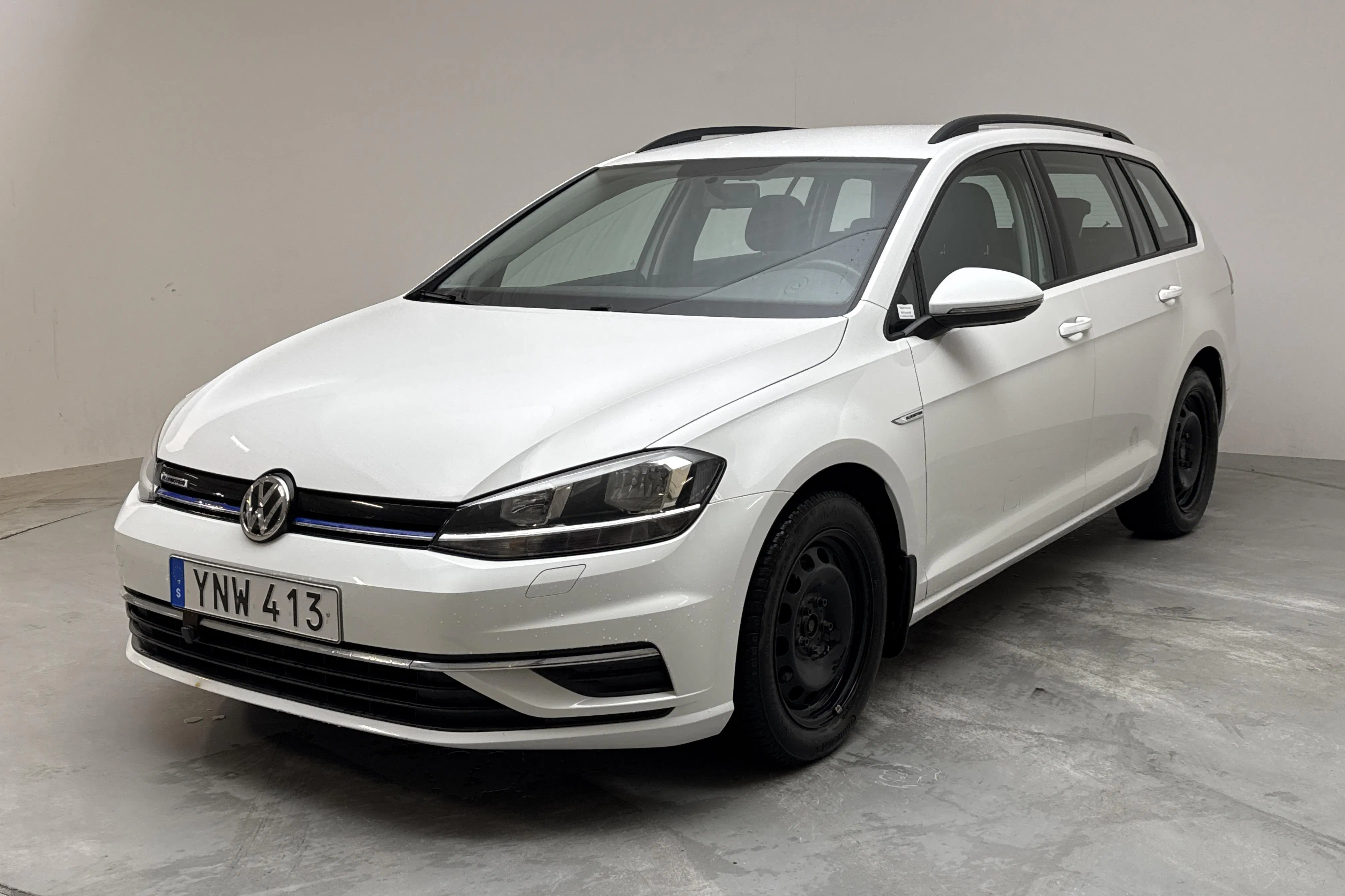 Presentationsfoto 1 av 13: VW Golf VII 1.4 TGI BlueMotion Sportscombi (110hk) - 5 279 mil - Automat - vit - 2018