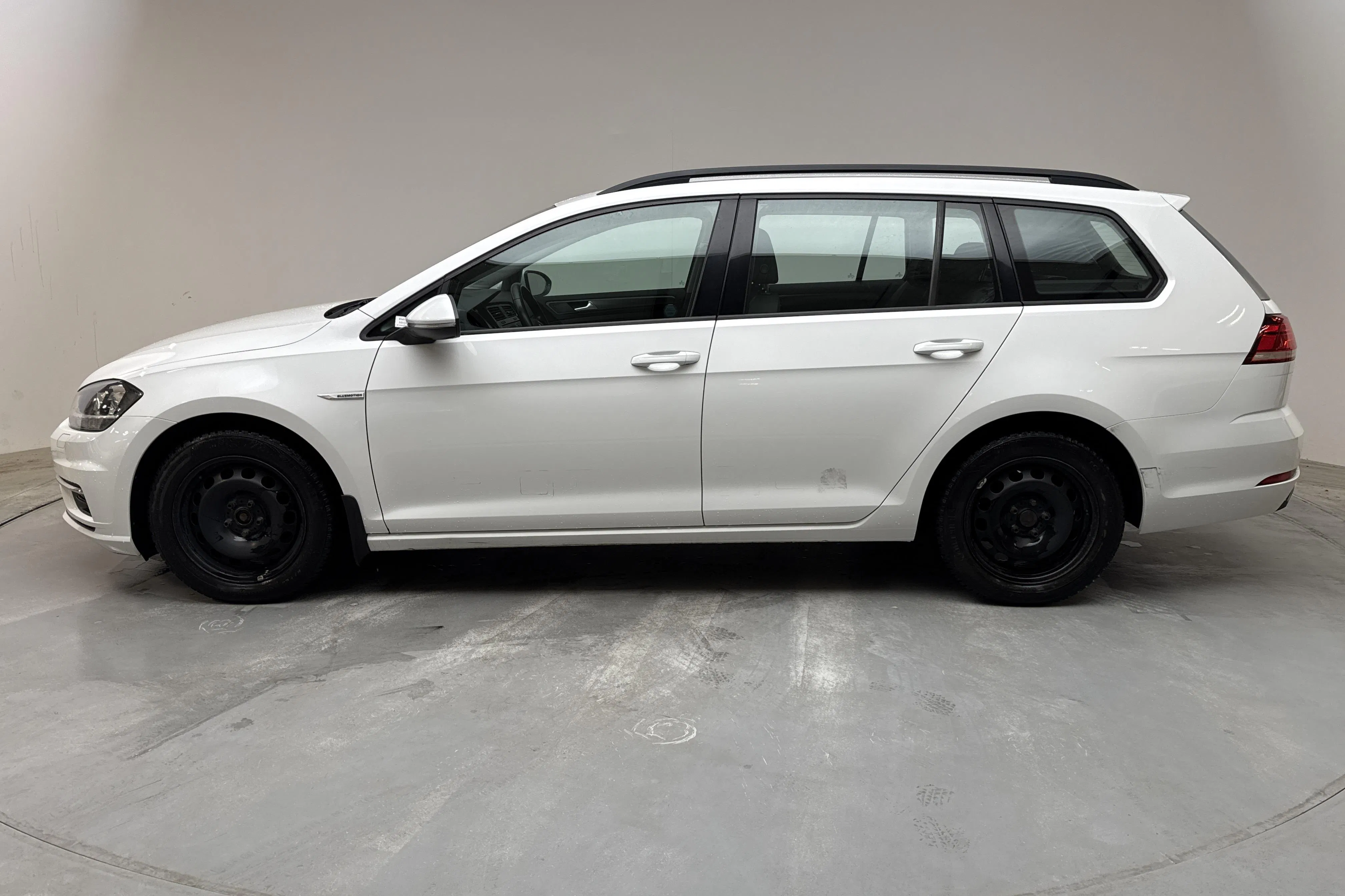 Presentationsfoto 2 av 13: VW Golf VII 1.4 TGI BlueMotion Sportscombi (110hk) - 5 279 mil - Automat - vit - 2018