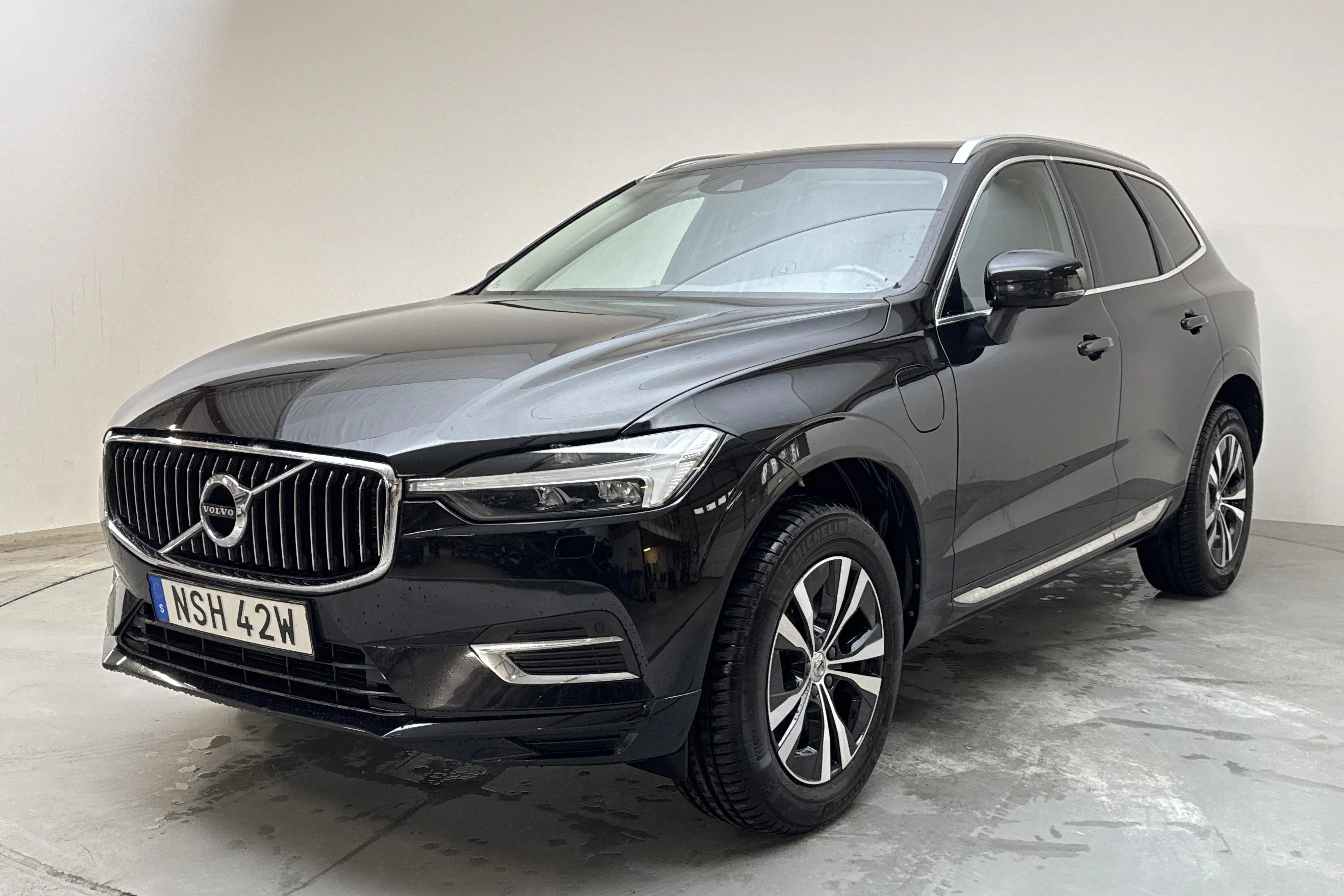 Presentationsfoto 1 av 17: Volvo XC60 T6 AWD Recharge (340hk) - 11 404 mil - Automat - svart - 2021