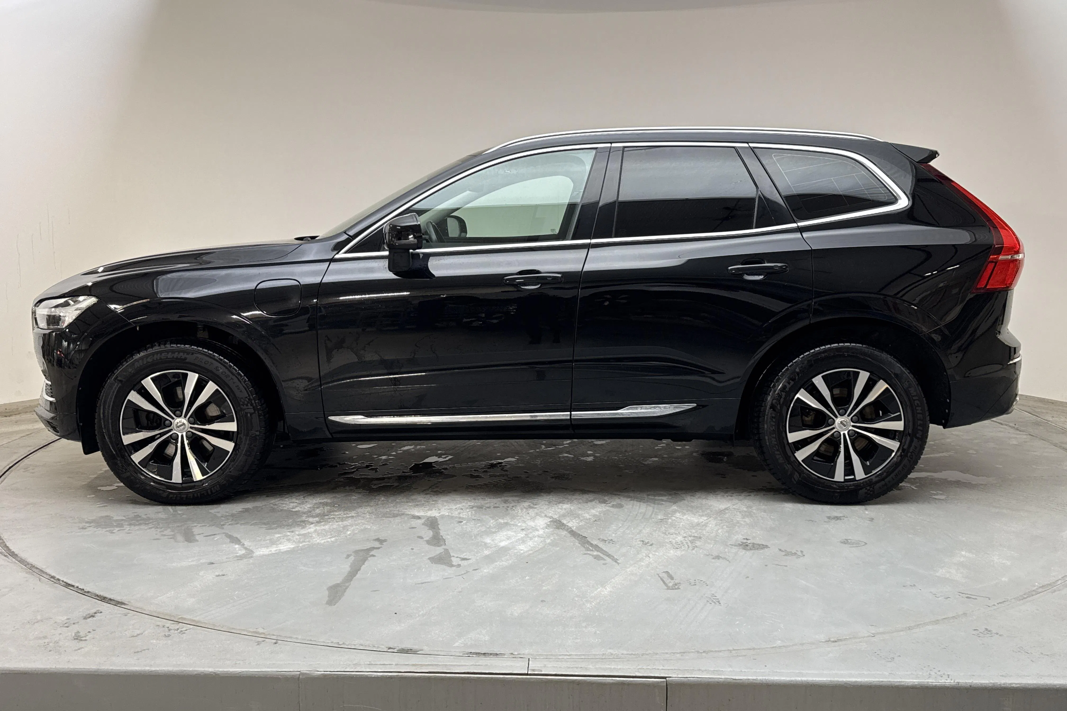 Presentationsfoto 2 av 17: Volvo XC60 T6 AWD Recharge (340hk) - 11 404 mil - Automat - svart - 2021