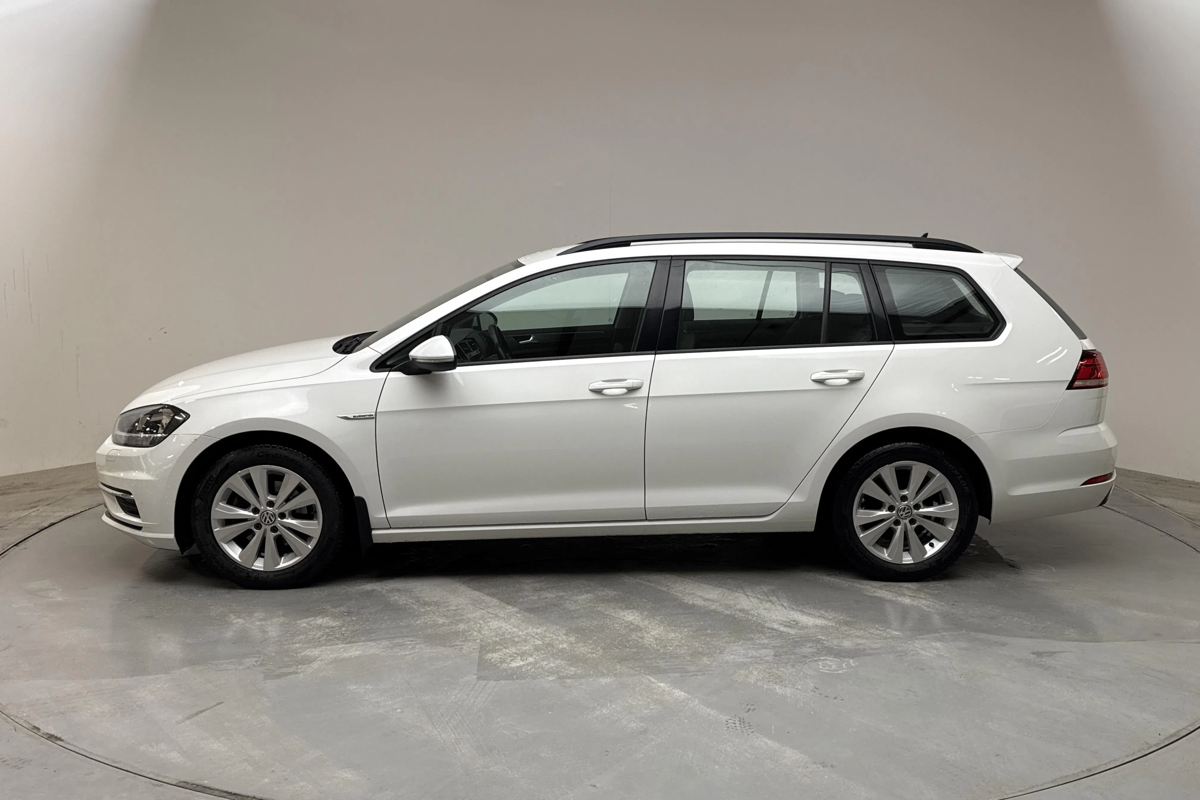 Presentationsfoto 2 av 16: VW Golf VII 1.5 TGI Sportscombi (130hk) - 9 498 mil - Automat - vit - 2020
