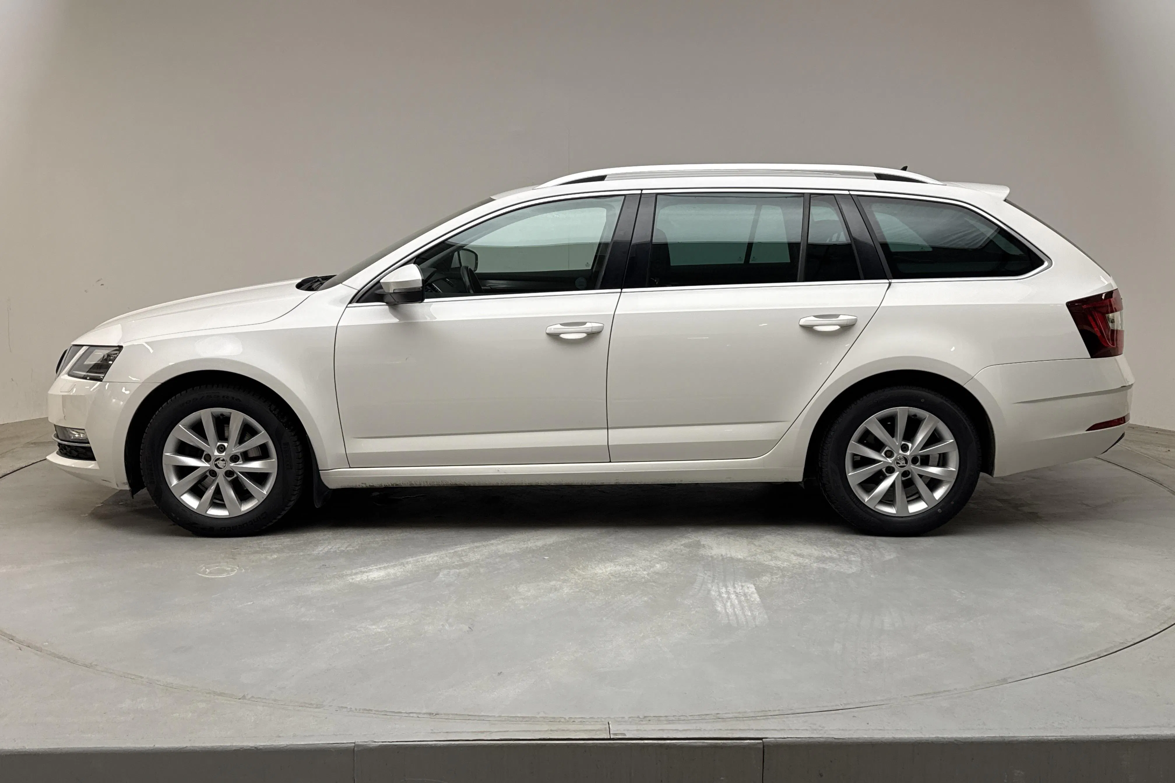 Presentationsfoto 2 av 15: Skoda Octavia III 1.5 TSI G-TEC Combi (130hk) - 8 915 mil - Automat - vit - 2020