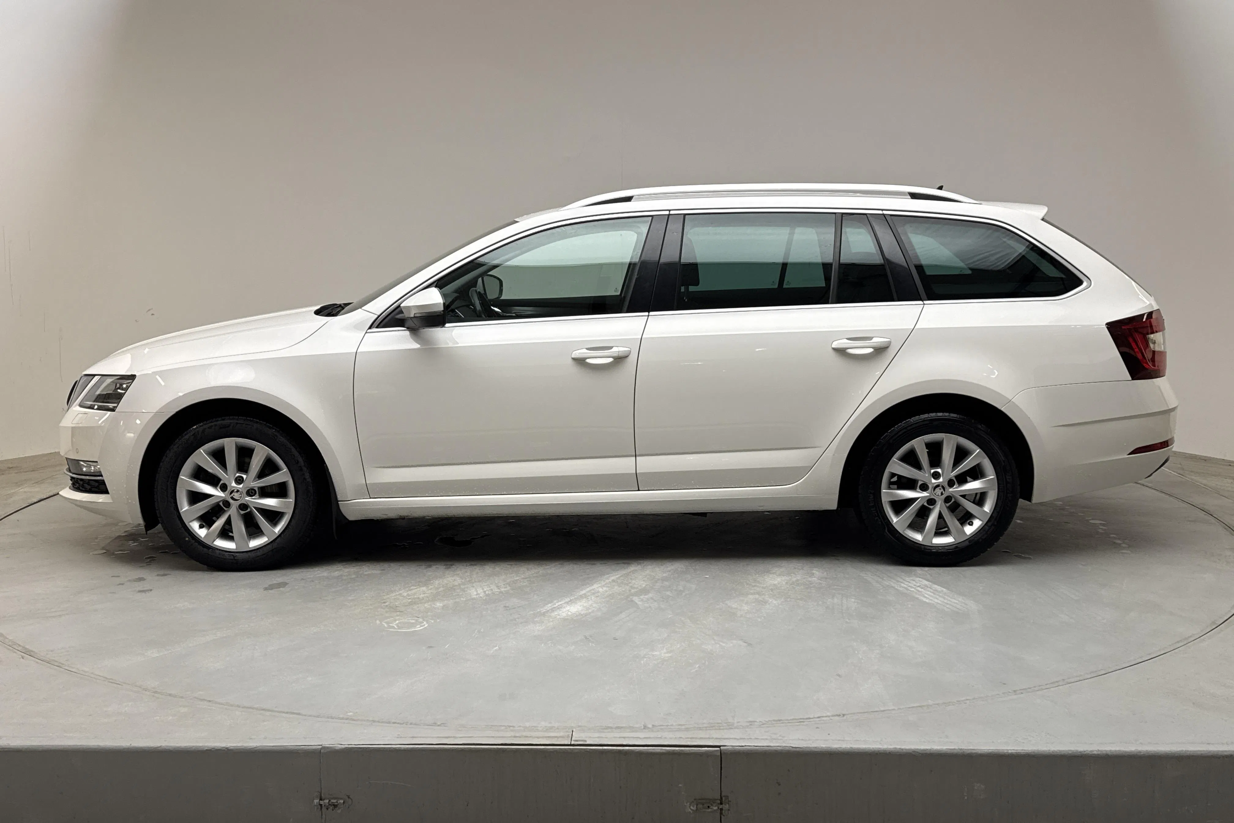 Presentationsfoto 2 av 14: Skoda Octavia III 1.5 TSI G-TEC Combi (130hk) - 7 711 mil - Automat - vit - 2020