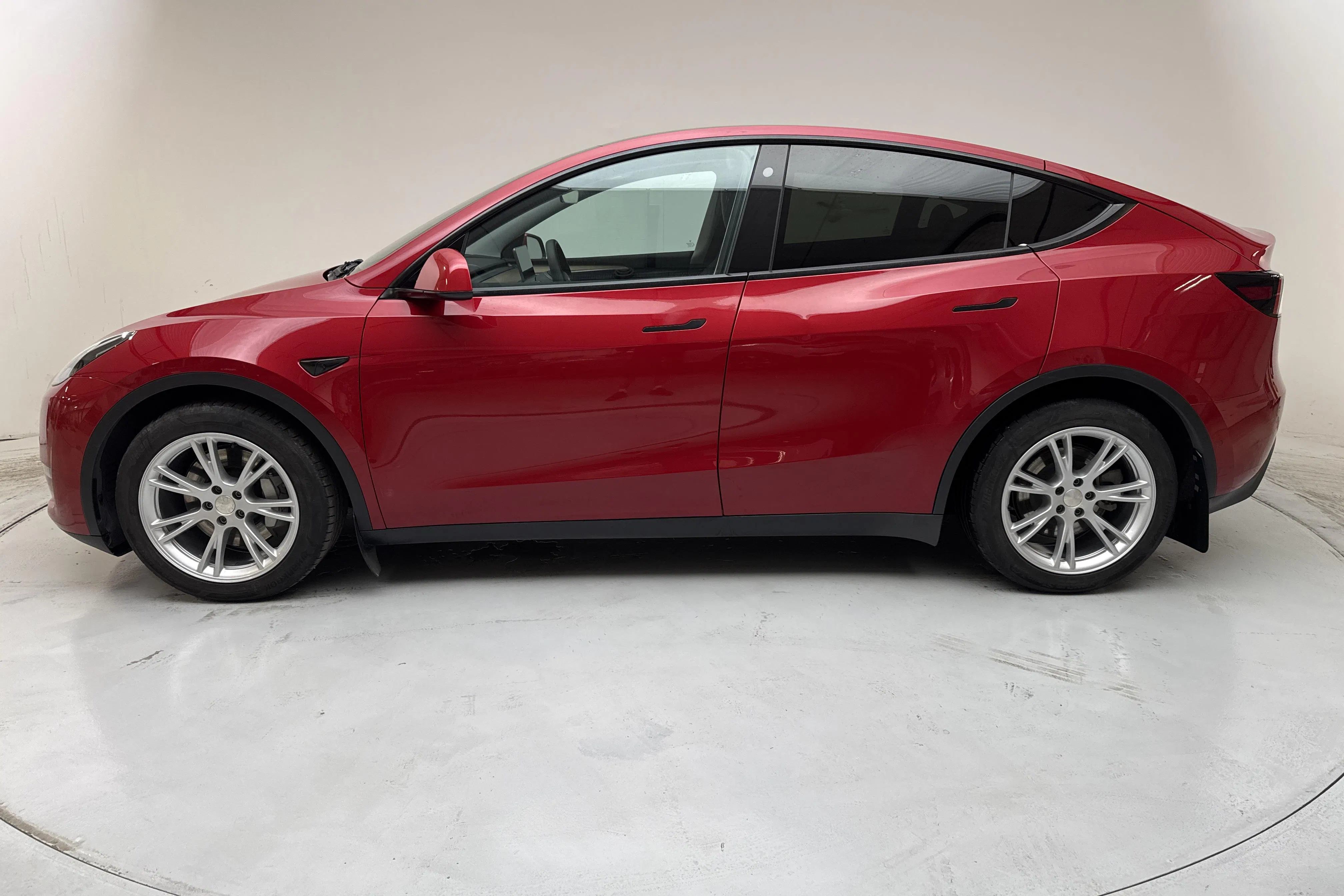 Presentationsfoto 2 av 16: Tesla Model Y Long Range Dual Motor AWD - 9 237 mil - Automat - röd - 2022