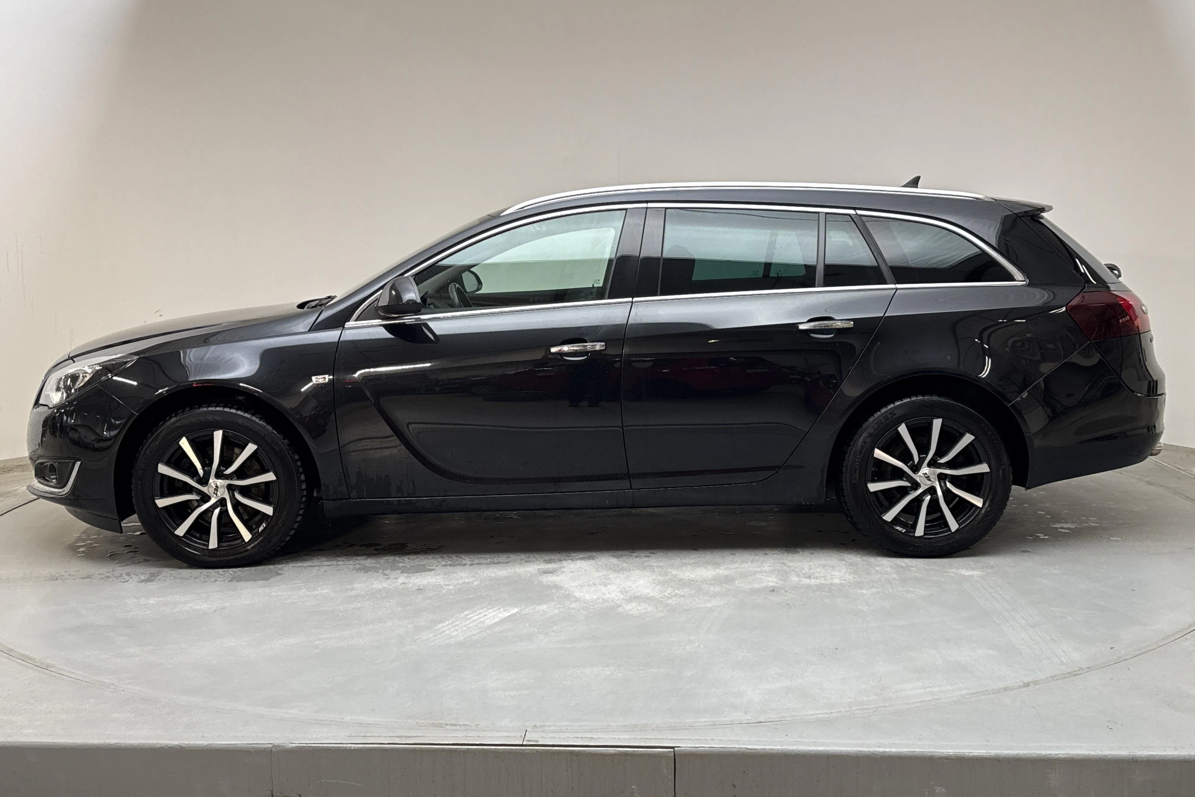 Presentationsfoto 2 av 14: Opel Insignia 2.0 CDTI ECOTEC 4x4 Sports Tourer (170hk) - 9 320 mil - Automat - svart - 2016