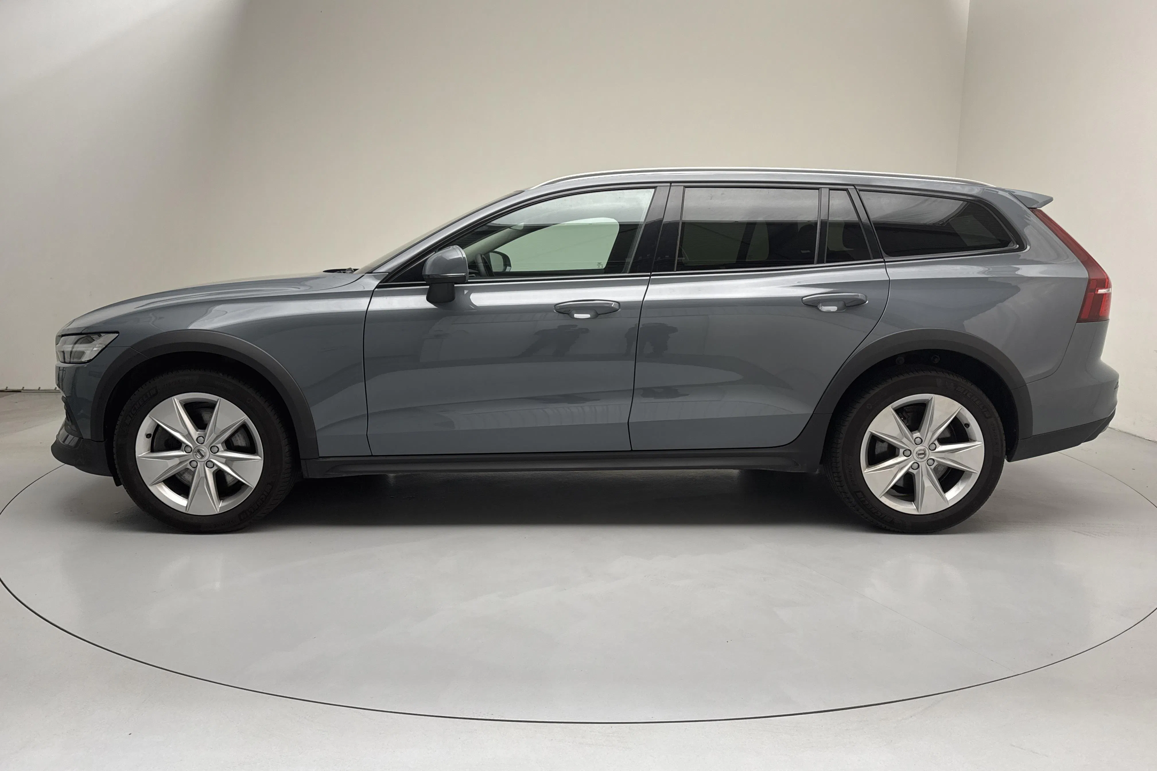 Presentationsfoto 2 av 16: Volvo V60 B4 Cross Country AWD Mildhybrid, Diesel (197hk) - 10 198 mil - Automat - grå - 2023