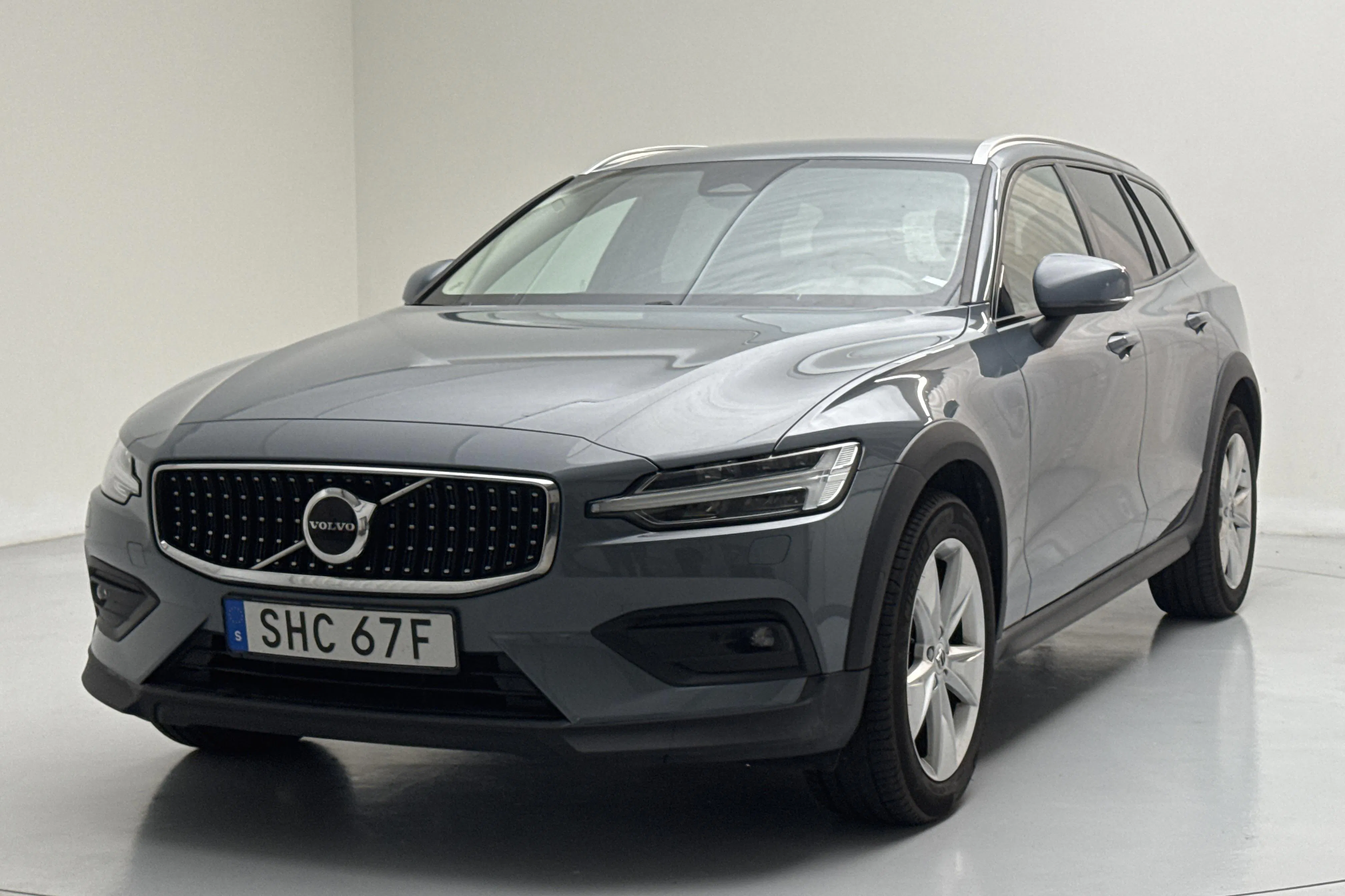 Presentationsfoto 1 av 16: Volvo V60 B4 Cross Country AWD Mildhybrid, Diesel (197hk) - 10 198 mil - Automat - grå - 2023