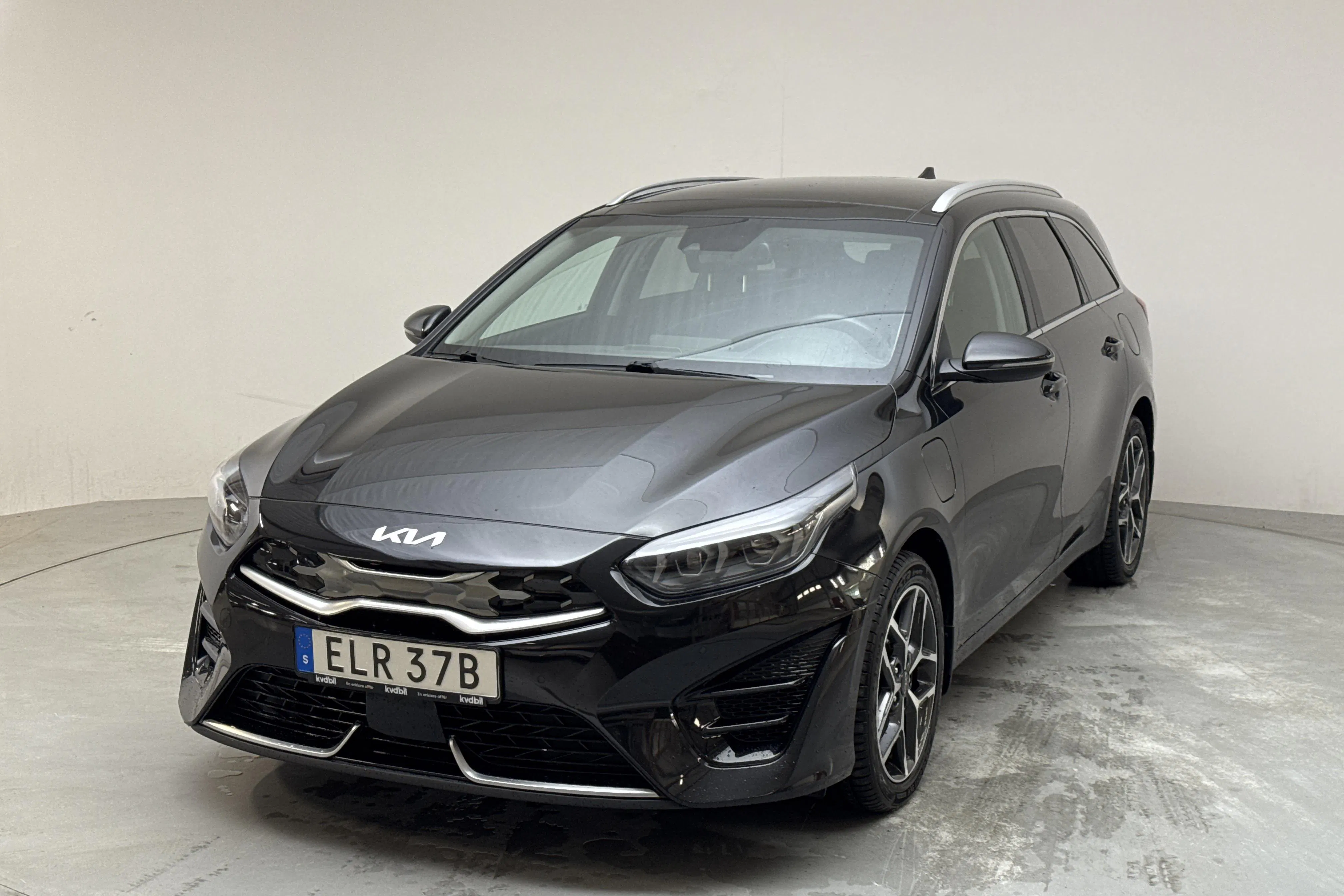 Presentationsfoto 1 av 17: KIA Ceed 1.6 Plug-in Hybrid SW (141hk) - 6 964 mil - Automat - svart - 2022