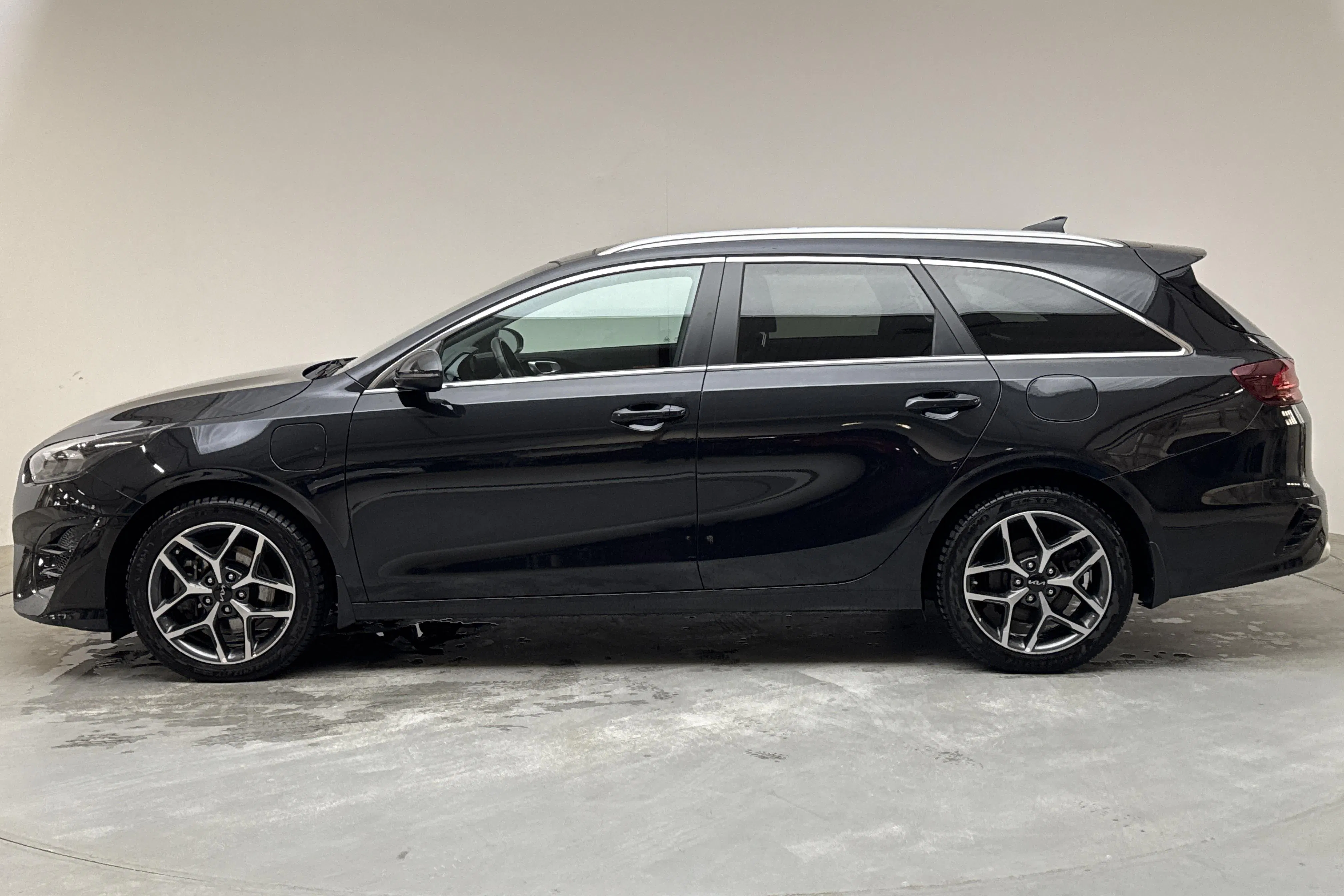 Presentationsfoto 2 av 17: KIA Ceed 1.6 Plug-in Hybrid SW (141hk) - 6 964 mil - Automat - svart - 2022