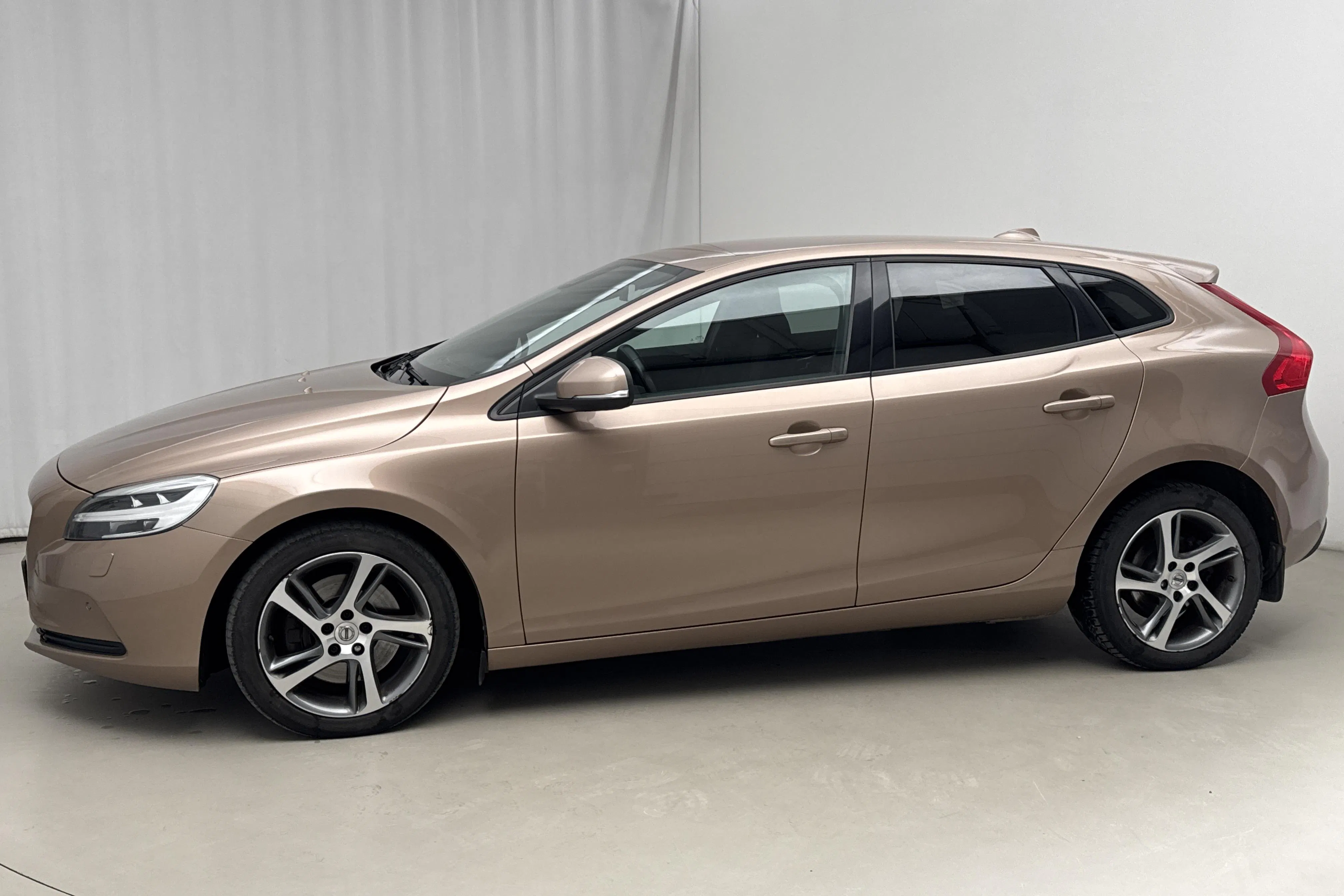 Presentationsfoto 2 av 14: Volvo V40 T2 (122hk) - 12 576 mil - Automat - brun - 2017