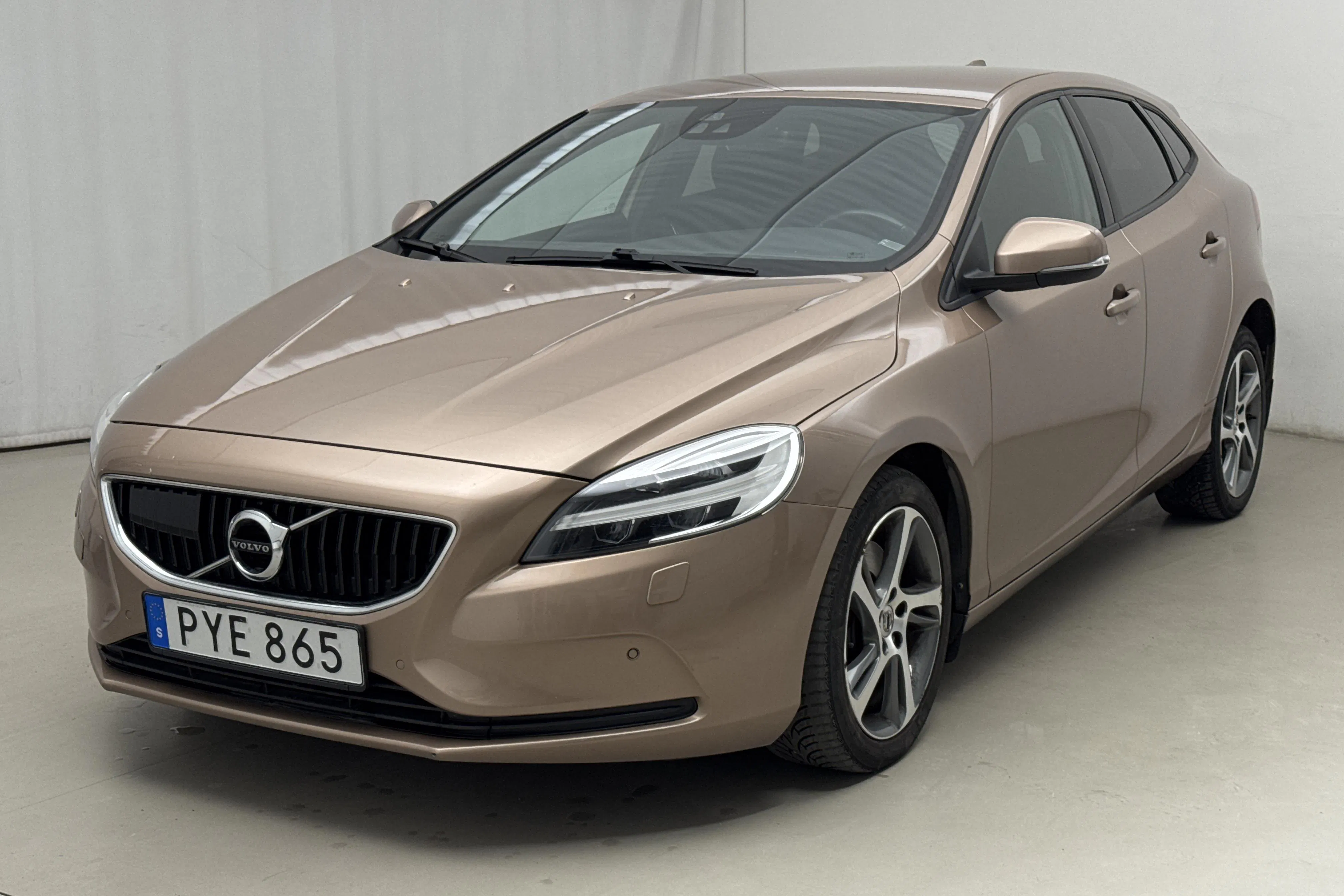 Presentationsfoto 1 av 14: Volvo V40 T2 (122hk) - 12 576 mil - Automat - brun - 2017