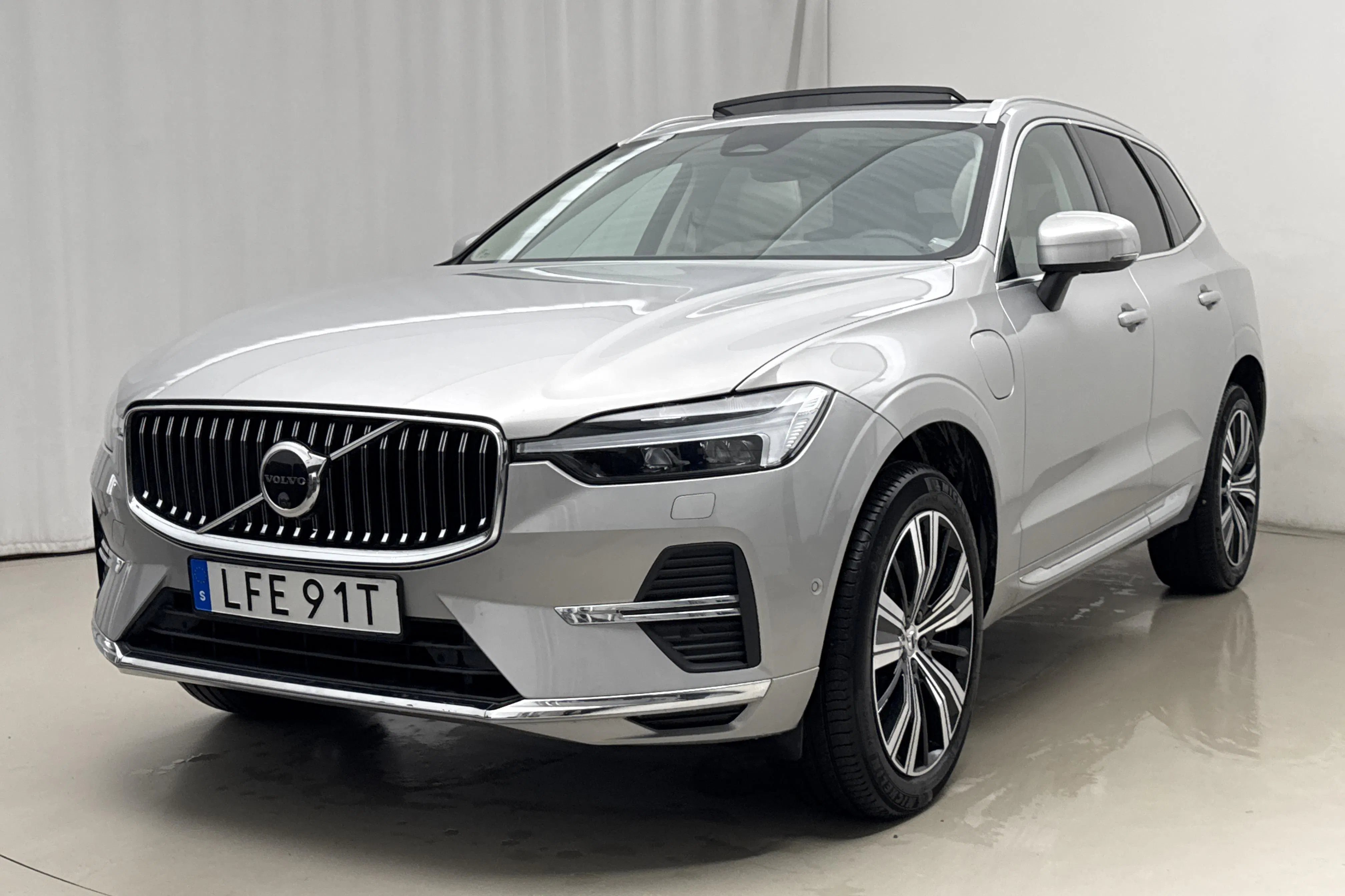 Presentationsfoto 1 av 26: Volvo XC60 T6 AWD Recharge (350hk) - 3 563 mil - Automat - silver - 2023