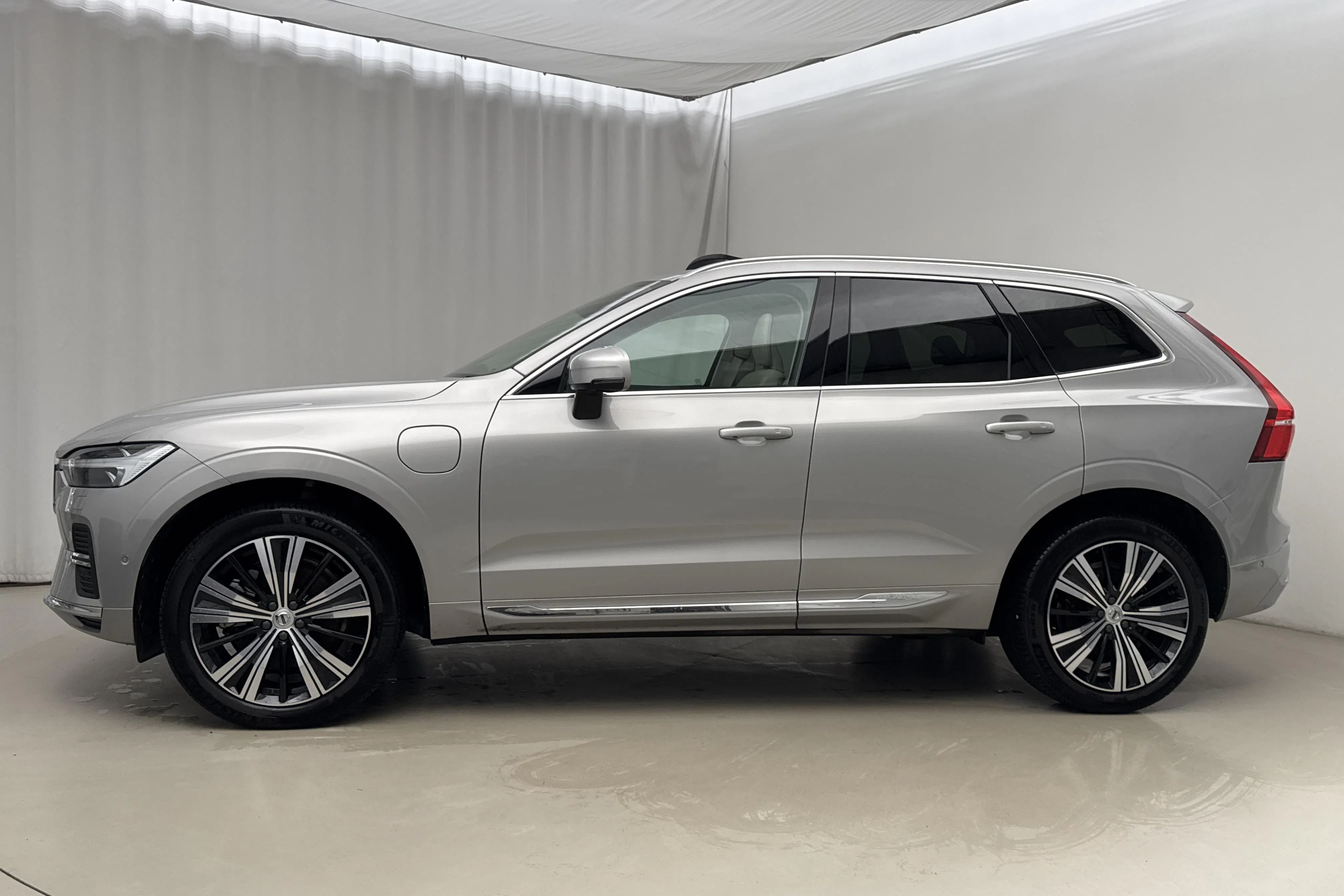 Presentationsfoto 2 av 26: Volvo XC60 T6 AWD Recharge (350hk) - 3 563 mil - Automat - silver - 2023