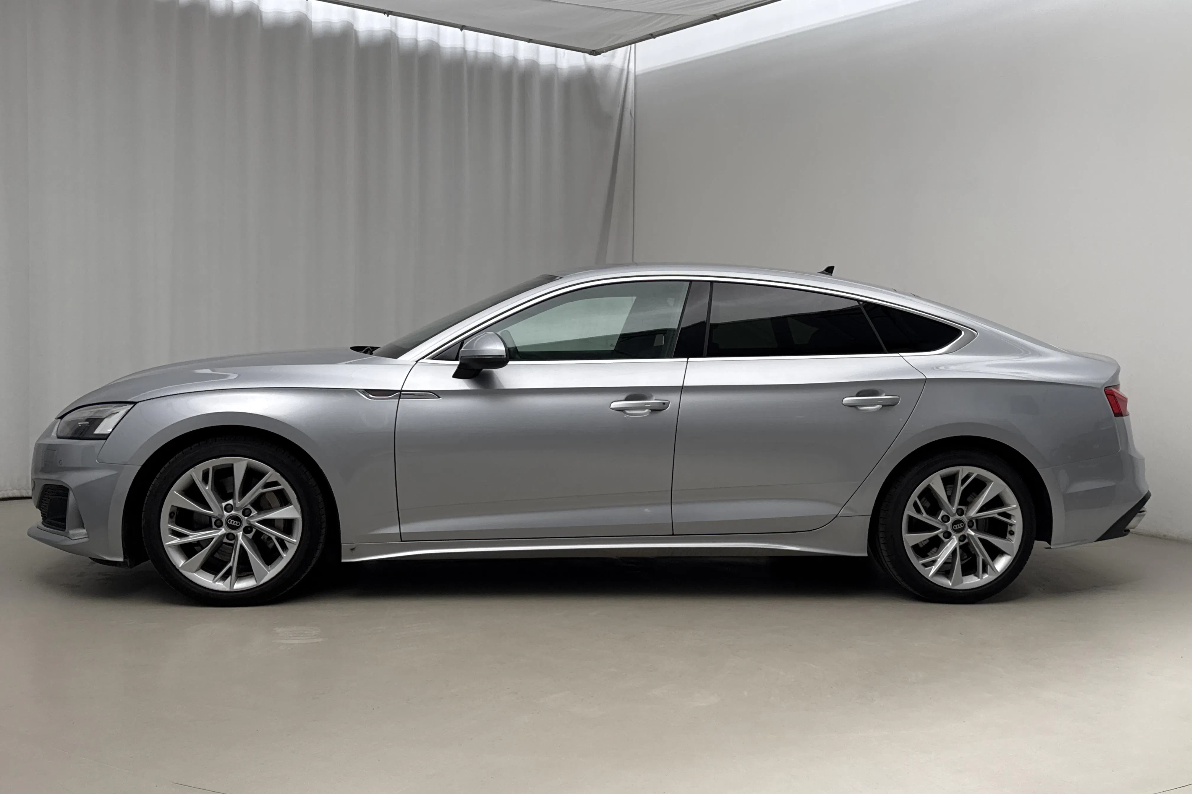 Presentationsfoto 2 av 22: Audi A5 Sportback 45 TFSI quattro (265hk) - 9 521 mil - Automat - silver - 2021