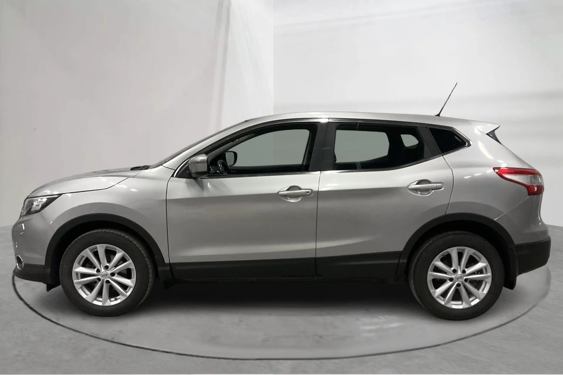 Presentationsfoto 2 av 15: Nissan Qashqai 1.6 dCi 4x4 (130hk) - 14 742 mil - Manuell - silver - 2015